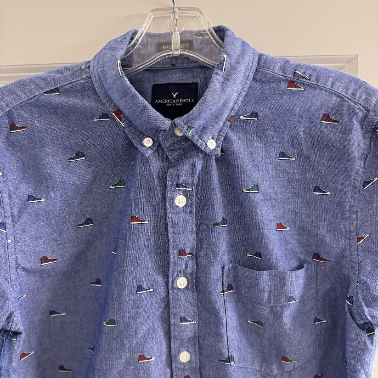 AMERICAN EAGLE MEN'S MEDIUM BLUE SNEAKER ALL OVER PRINT BUTTON UP SHIRT EUC