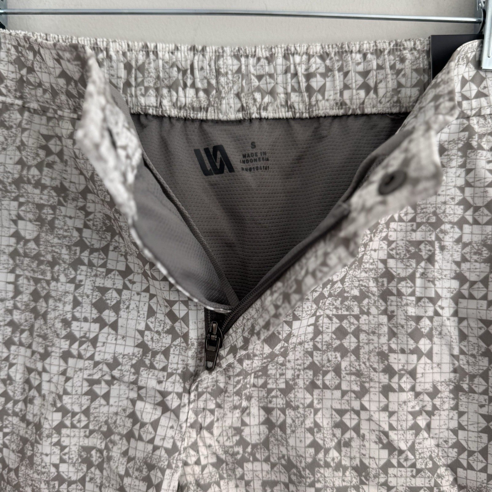 VRST Men's 5'' Resort Short, Slim Fit, White/Silver Stamped Geo Print, Small