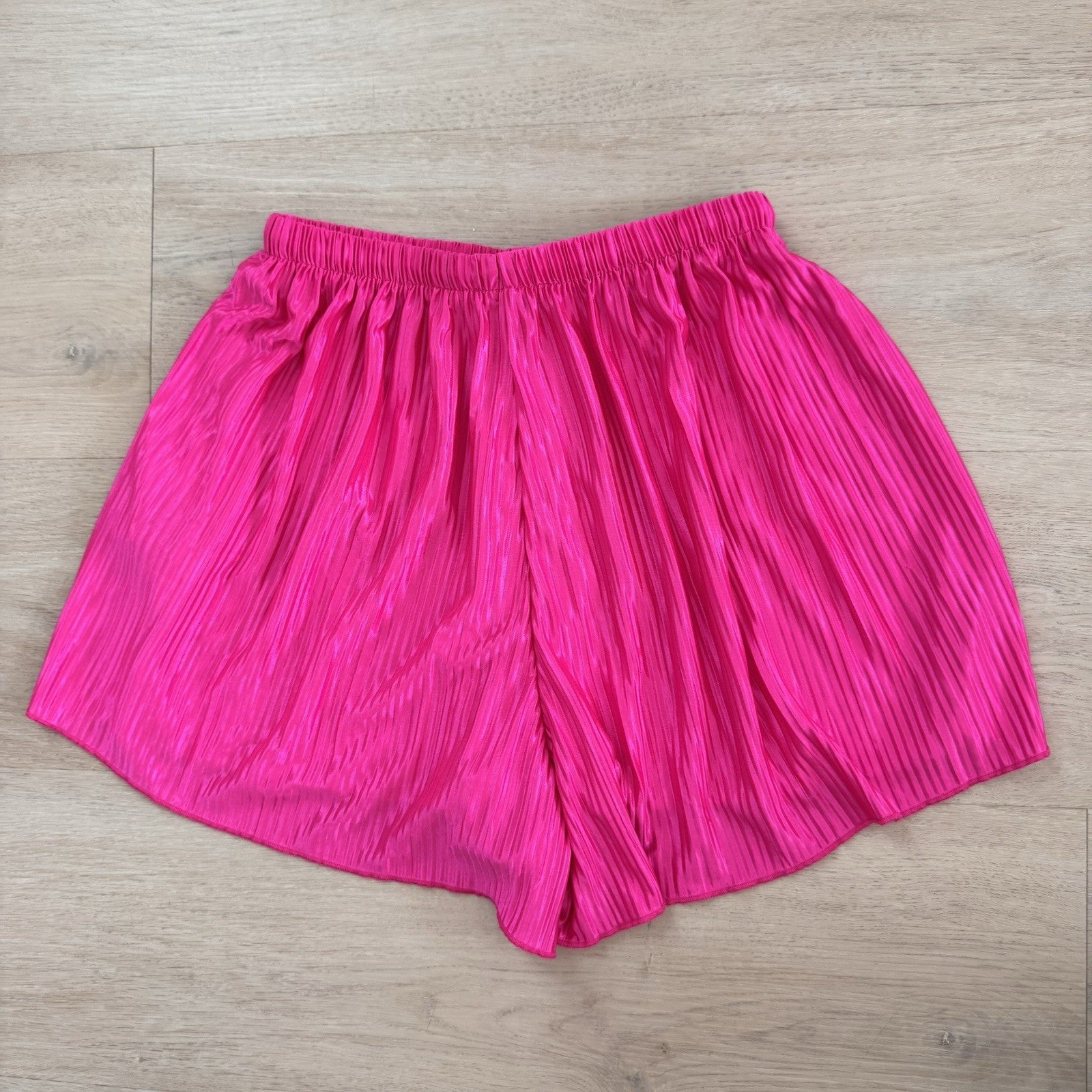 Good American Fuchsia Women’s Pleated Shorts 00 0 Satin Barbiecore