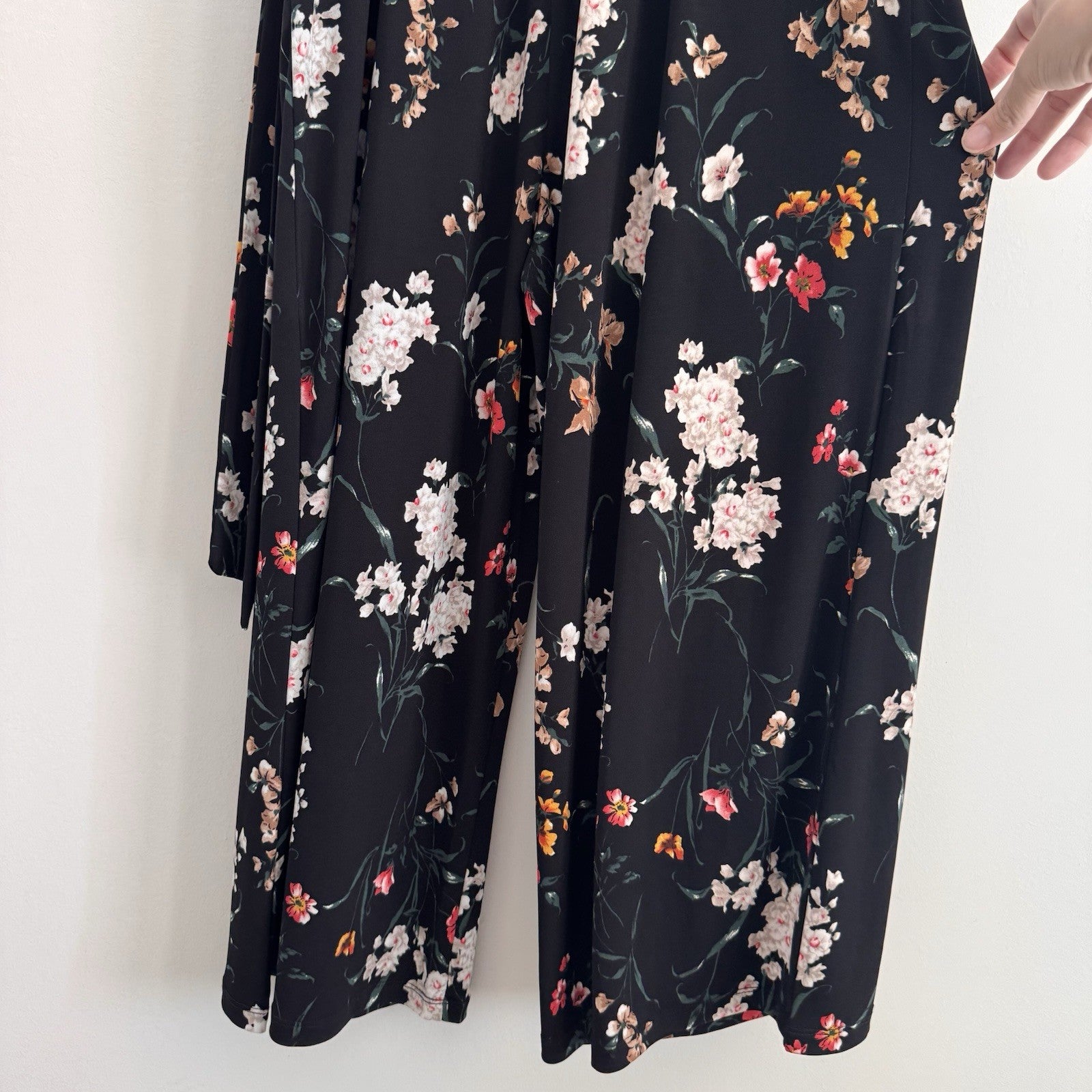 Kaileigh Black Floral Wide Leg Jumpsuit Medium Sleeveless V-Neck Pockets Women’s