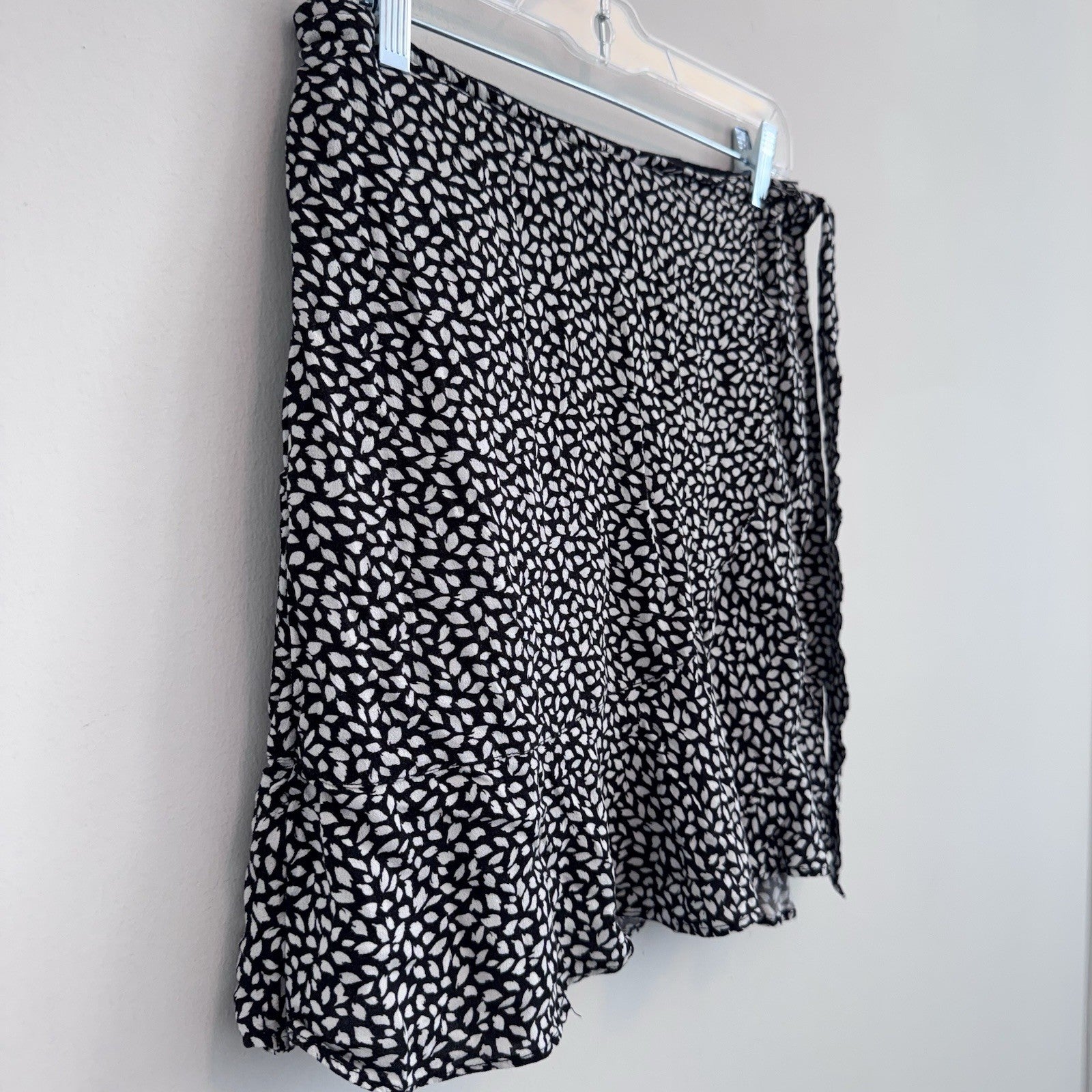 Abercrombie Wrap Mini Skirt Womens M Black White Print Ruffle Tie