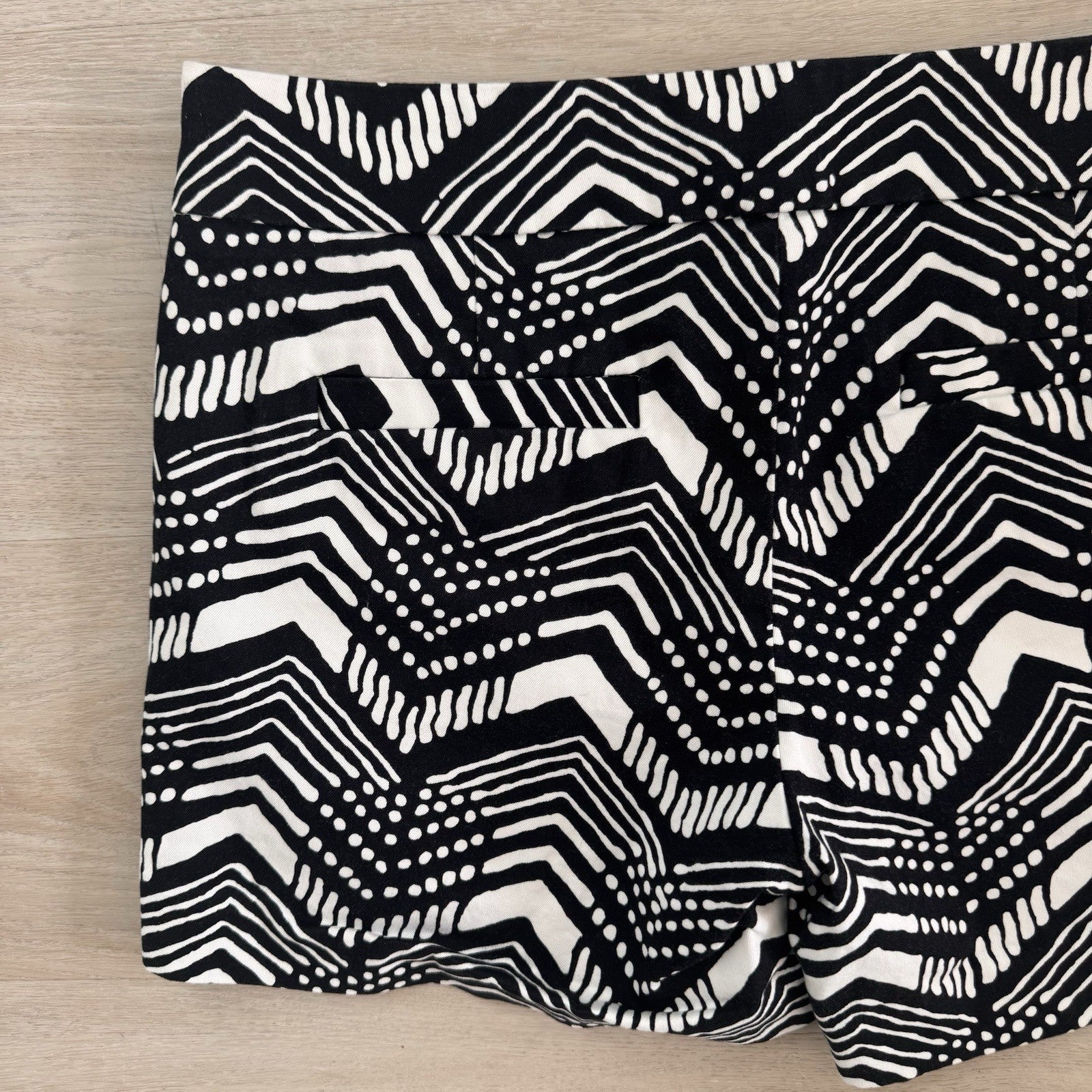 J.Crew Women’s Black White Geometric Stretch Shorts Size 6 Preppy Chic