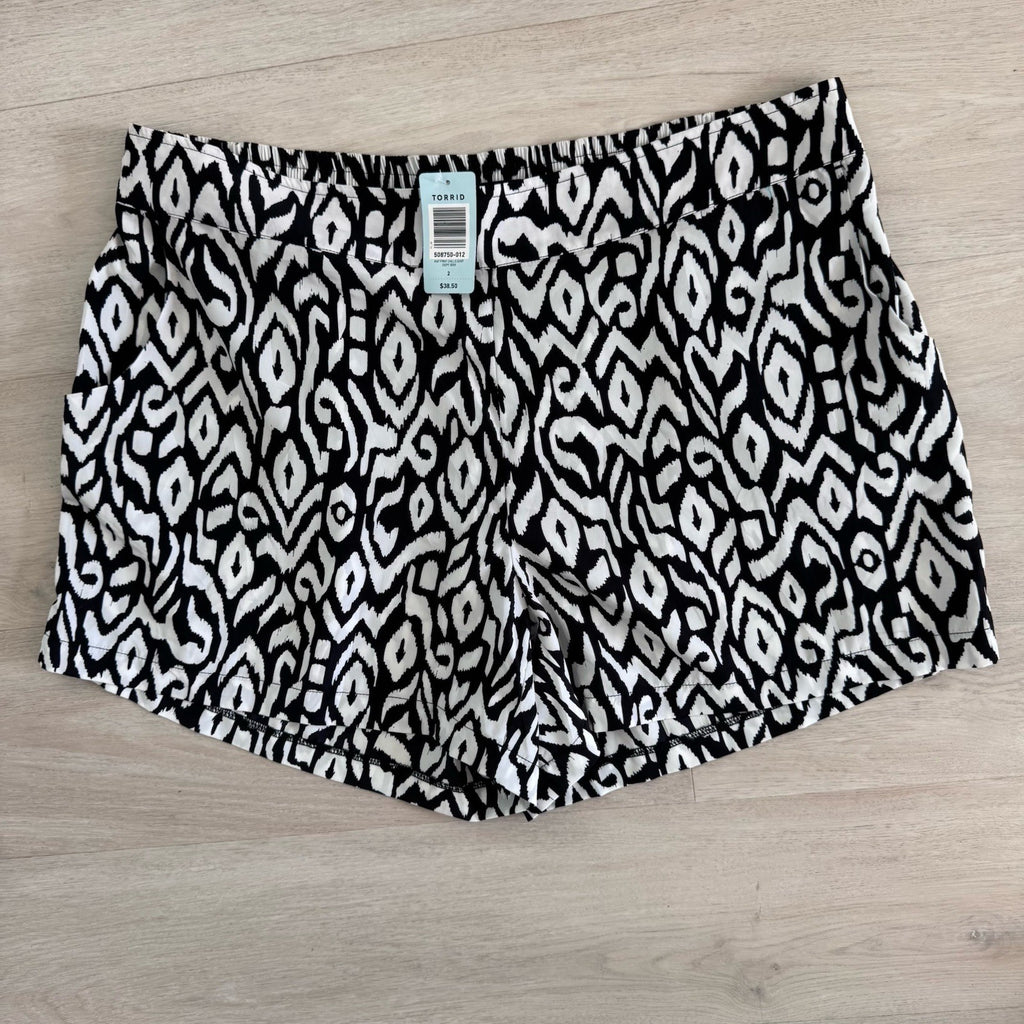 Torrid Black White Ikat Shorts Size 2 Plus Elastic Waist NWT