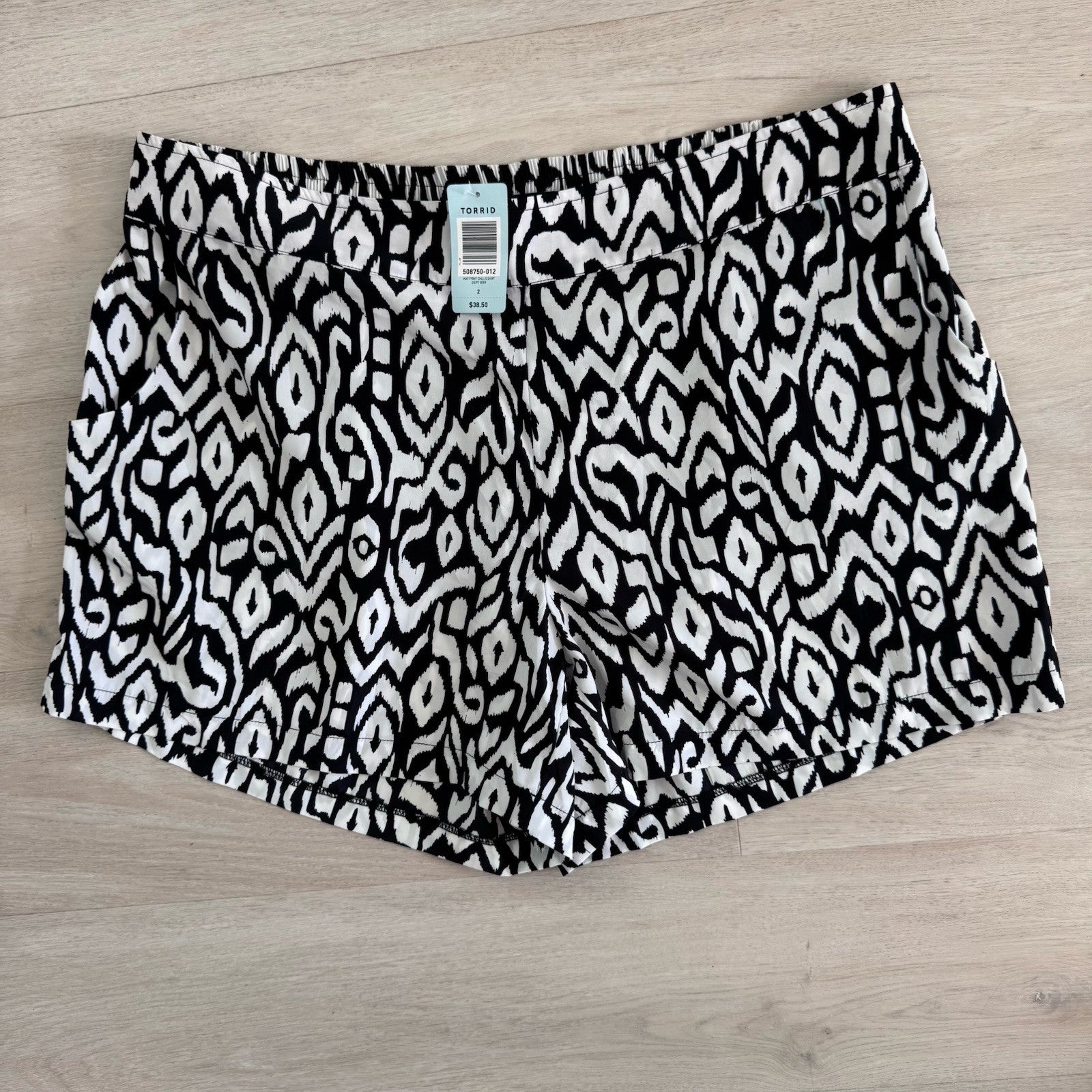 Torrid Black White Ikat Shorts Size 2 Plus Elastic Waist NWT