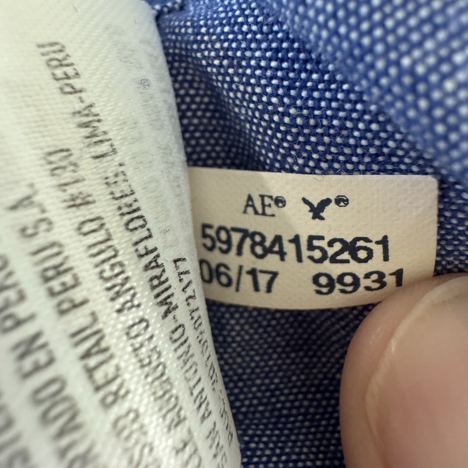 AMERICAN EAGLE MEN'S MEDIUM BLUE SNEAKER ALL OVER PRINT BUTTON UP SHIRT EUC