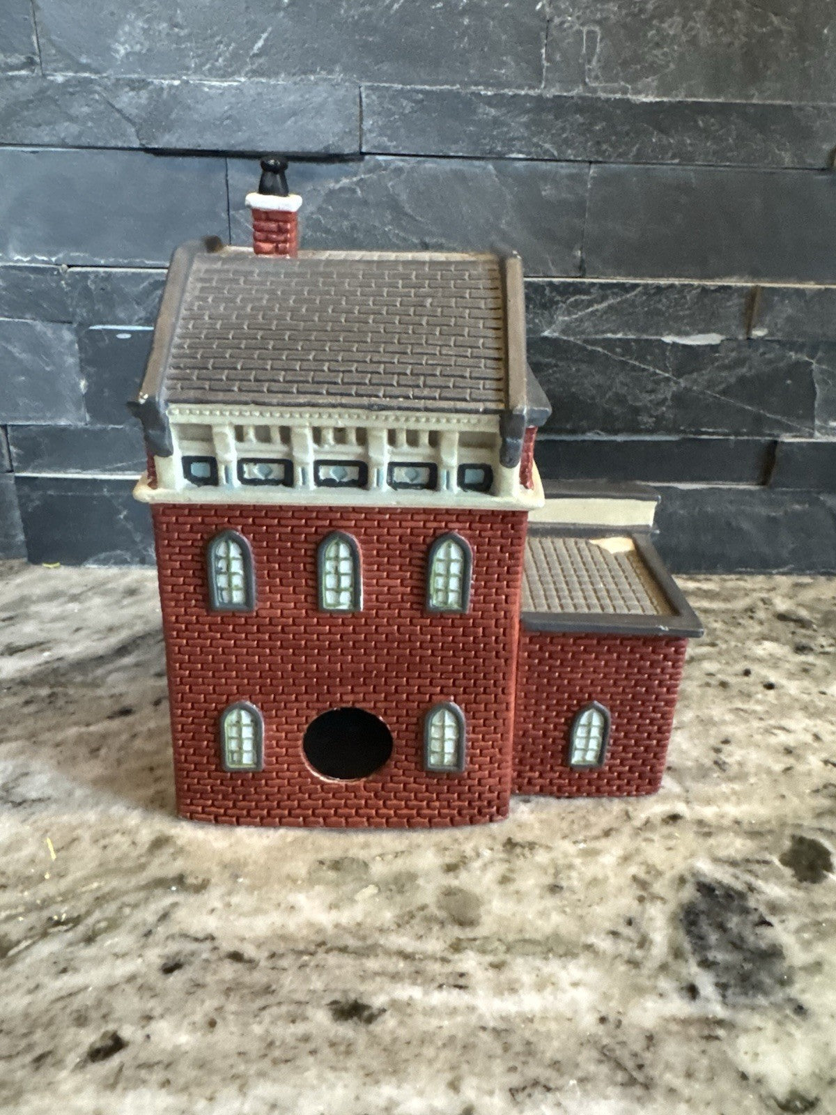 O'Well Dickens Keepsake Rose & Crown Hotel & Pub Lighted Christmas Village