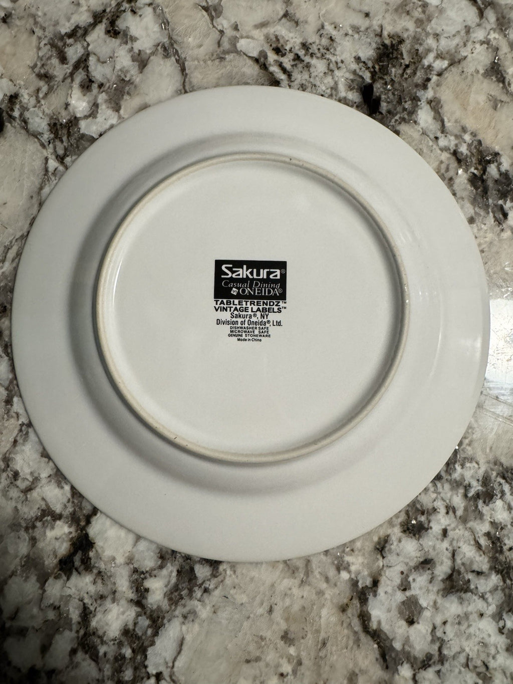 Oneida Ltd. Vintage Labels Sakura NY Waldorf Apples Plate Stoneware Felix Potin