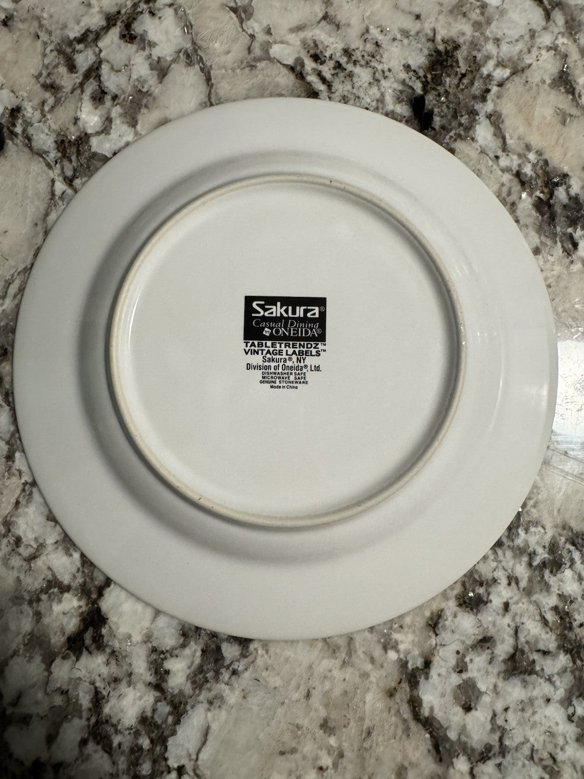 Oneida Ltd. Vintage Labels Sakura NY Waldorf Apples Plate Stoneware Felix Potin