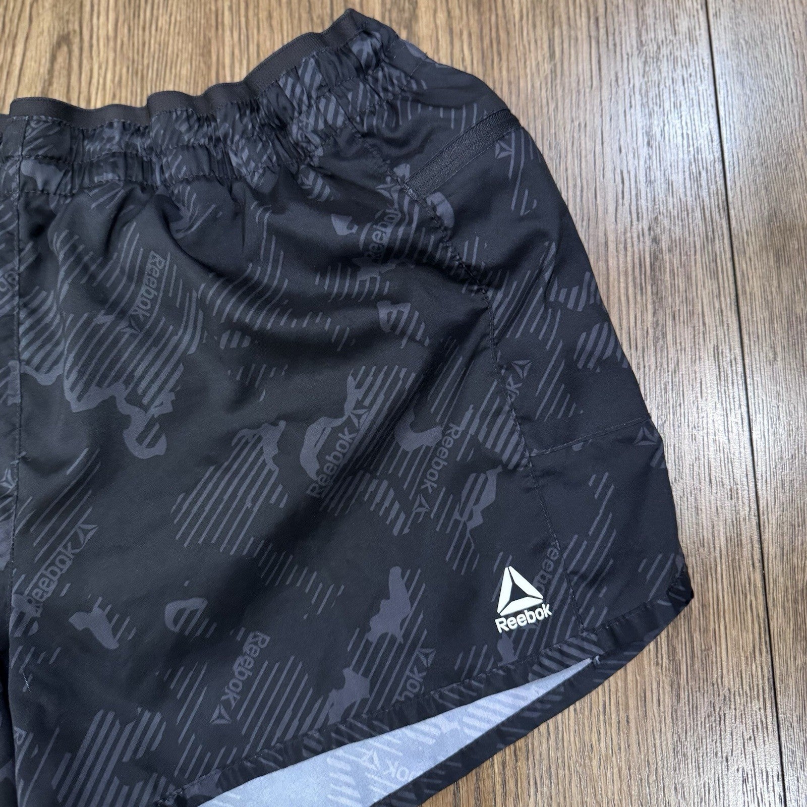 Reebok Women’s Running Shorts XL Black Reflective Logo Zip Pocket Liner