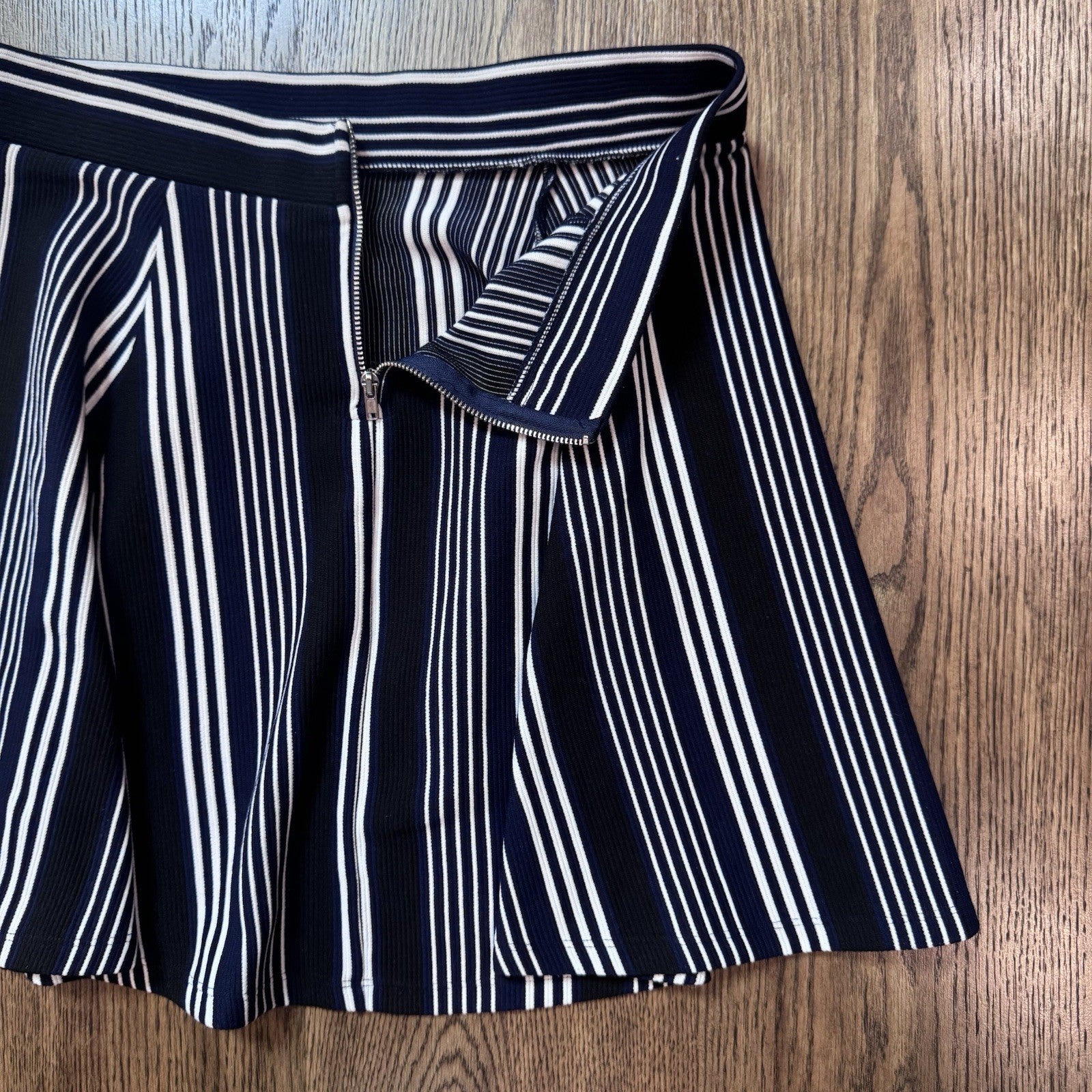 H&M Divided Navy & White Striped Skater Skirt Women’s Size M Flare Stretch Zip