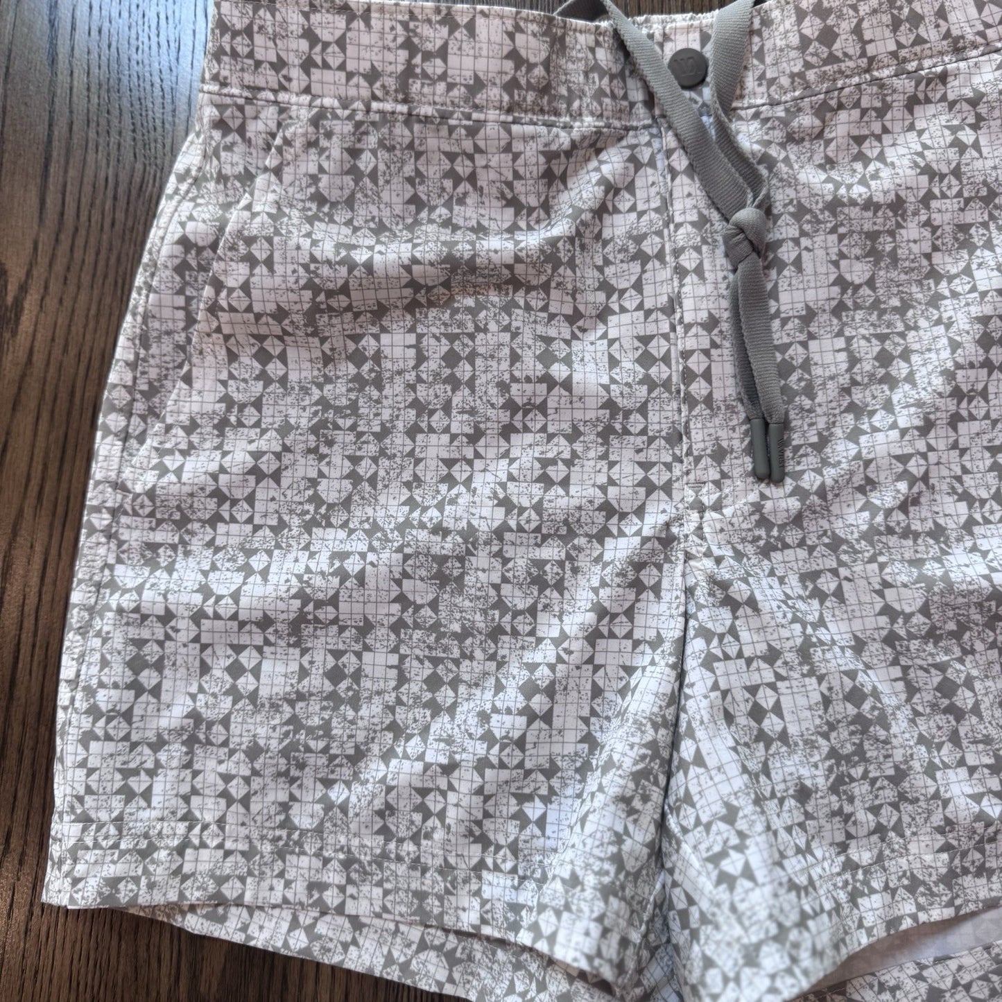 VRST Men’s Slim Fit 5” Resort Shorts Size S Gray Geo Print Swim Lined Zippered