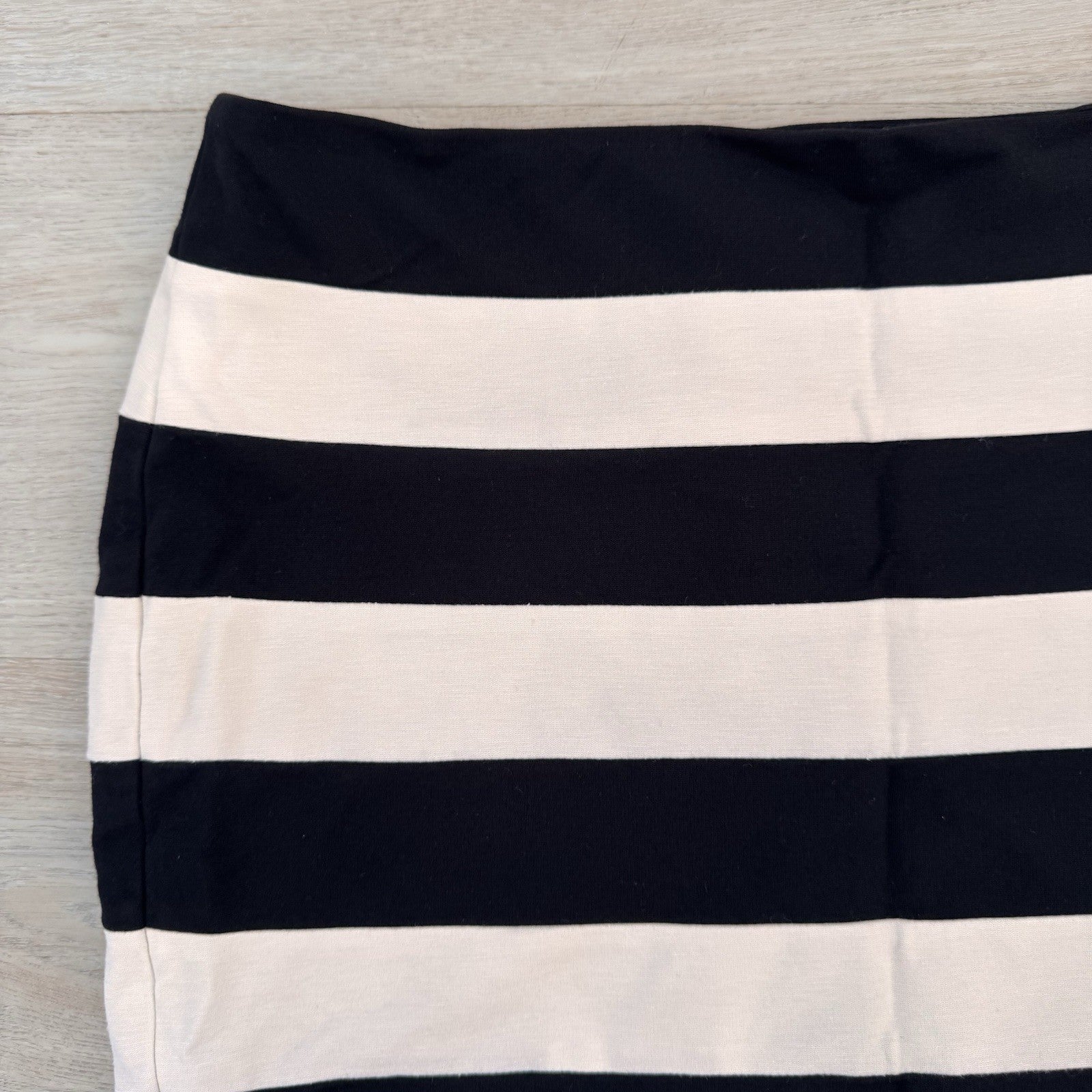 White House Black Market Women’s Striped Skirt Sz 4 Black White Lined