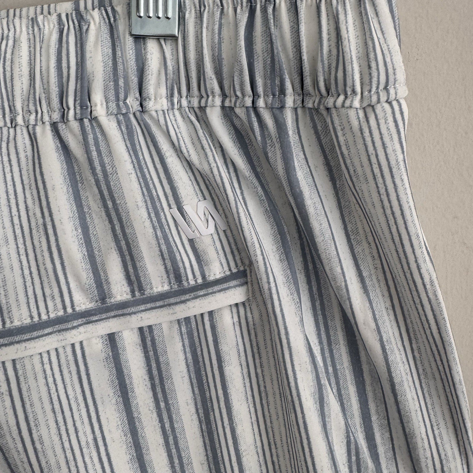 VRST Men's Large 5" Resort Short Muted Denim Calm Stripe NWT Hybrid Liner $58