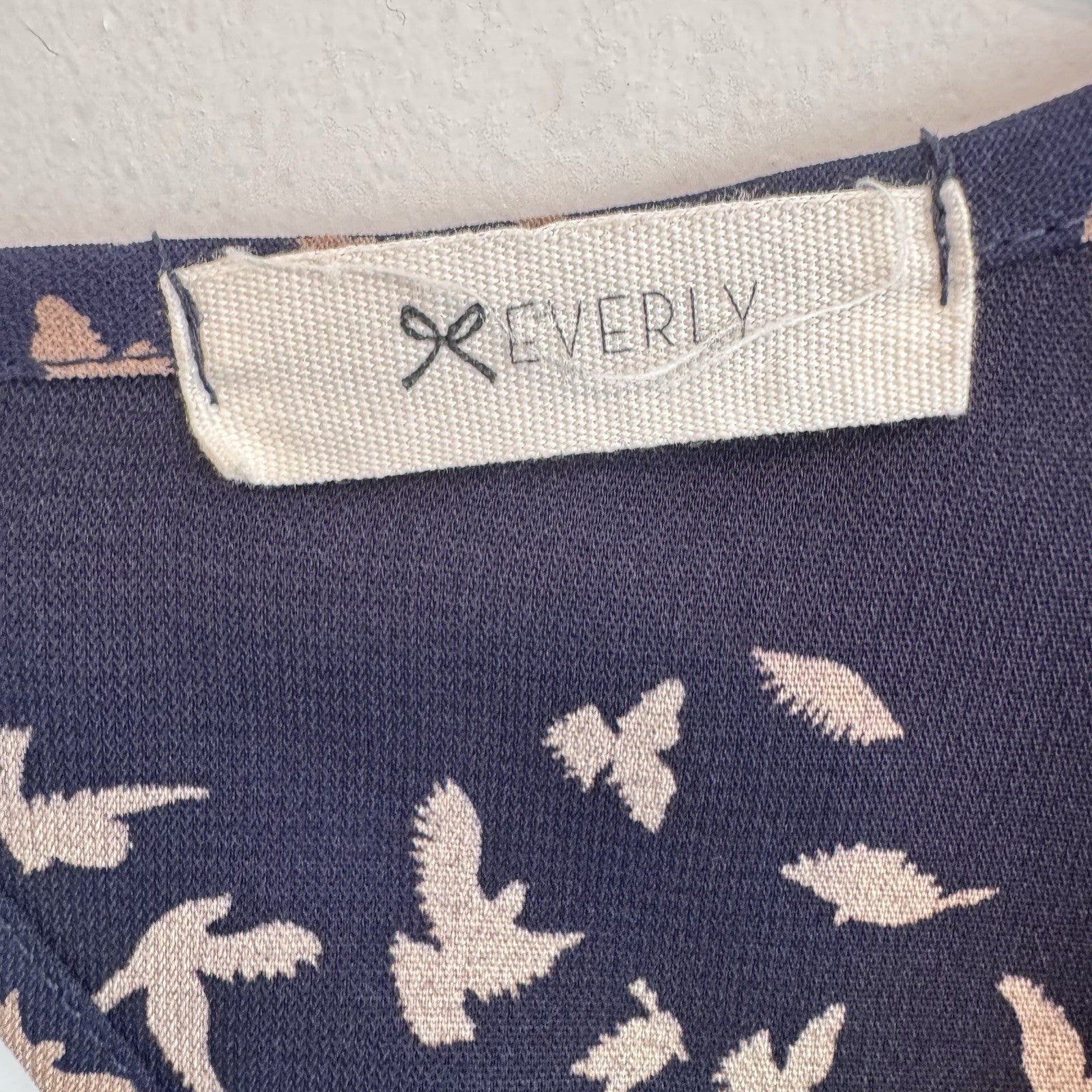 Everly Women’s Bird Print Shift Dress Medium Blue Pink 3/4 Sleeve Keyhole