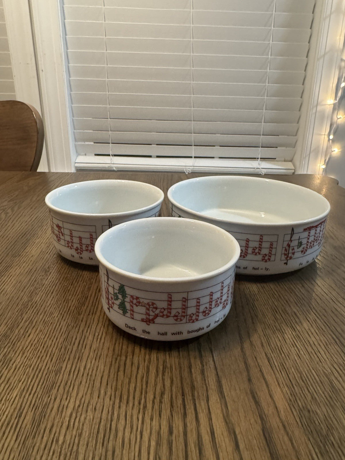 DECK THE HALL RON GORDON DESIGNS CANDY CANE MUSIC NOTES Set Of 3 Bowls Japan