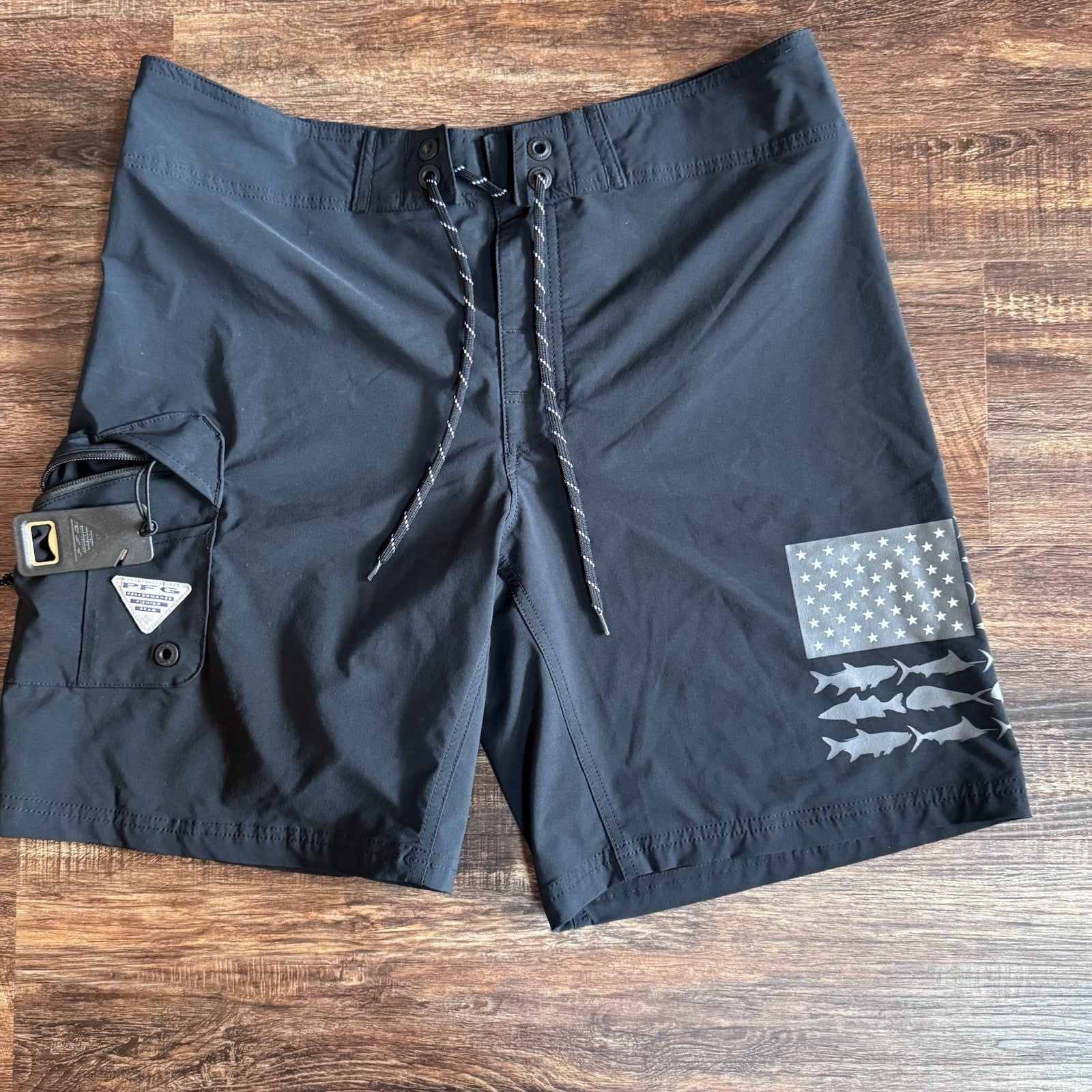 Columbia PFG Men’s Swim Trunks Black Size 35 USA Flag Bottle Opener 9” Inseam