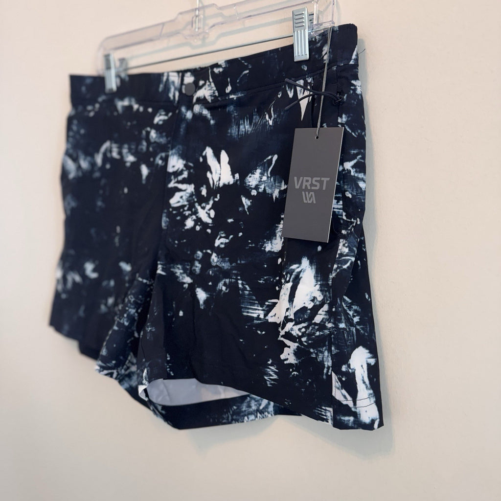 VRST Men’s 5” Resort Short Indigo Craft Print Medium NWT Quick Dry UV Protection