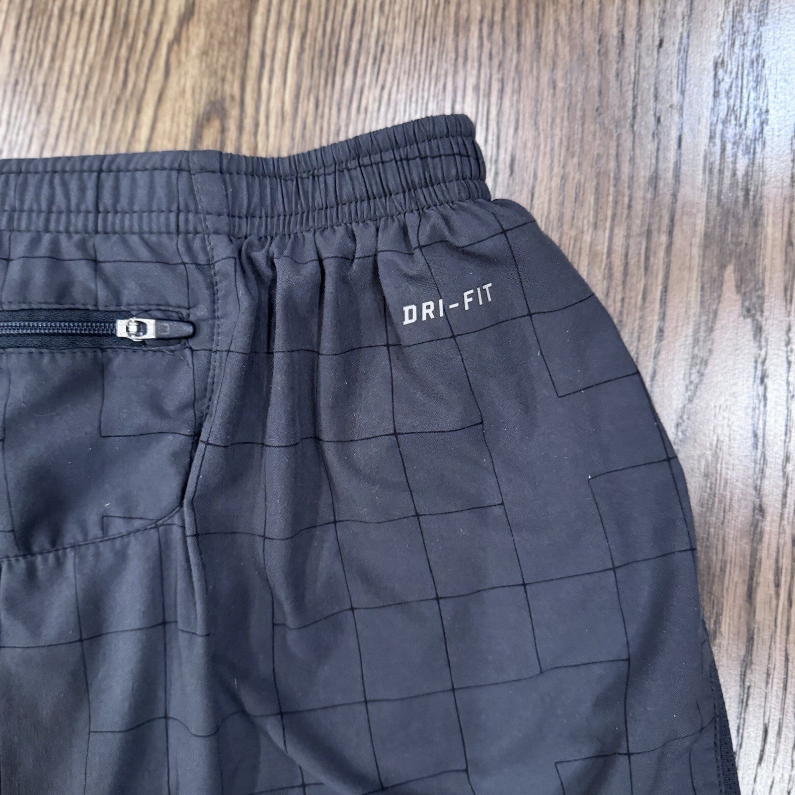 Nike Dri-FIT FAST Black Grid Athletic Shorts Men’s M Red Trim Zip Pocket