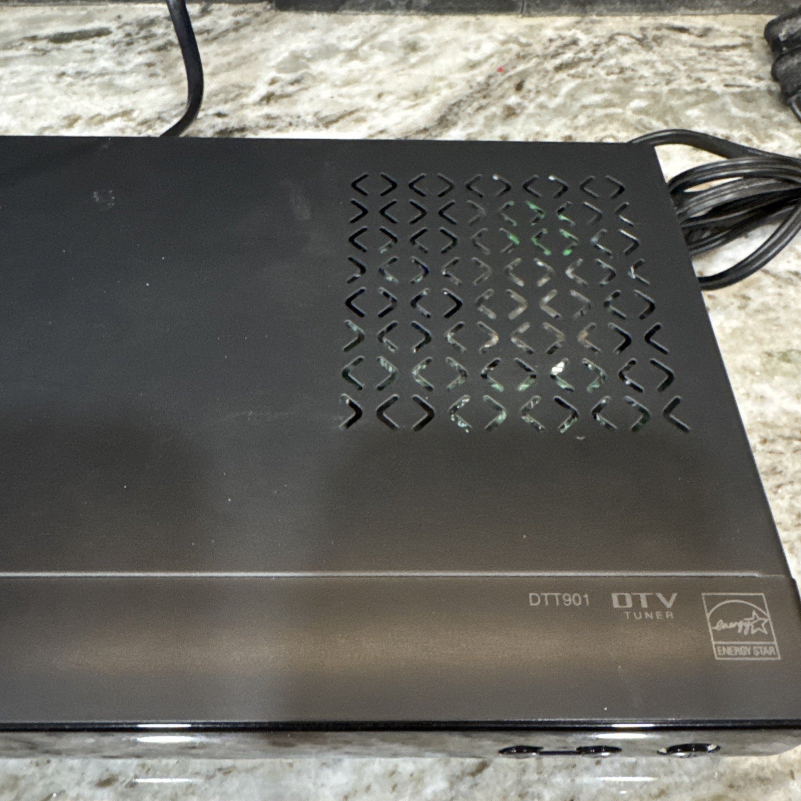 Zenith DTT901 Digital TV Tuner Converter Box W/0 Remote W/ Audio Video Cable