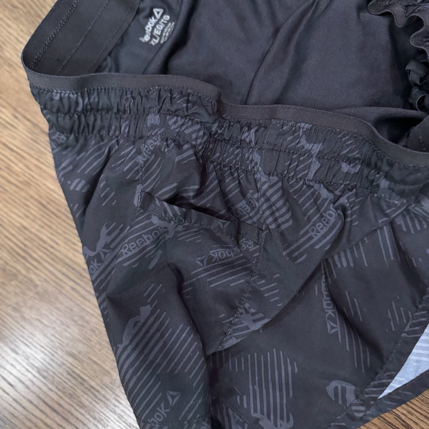 Reebok Women’s Running Shorts XL Black Reflective Logo Zip Pocket Liner