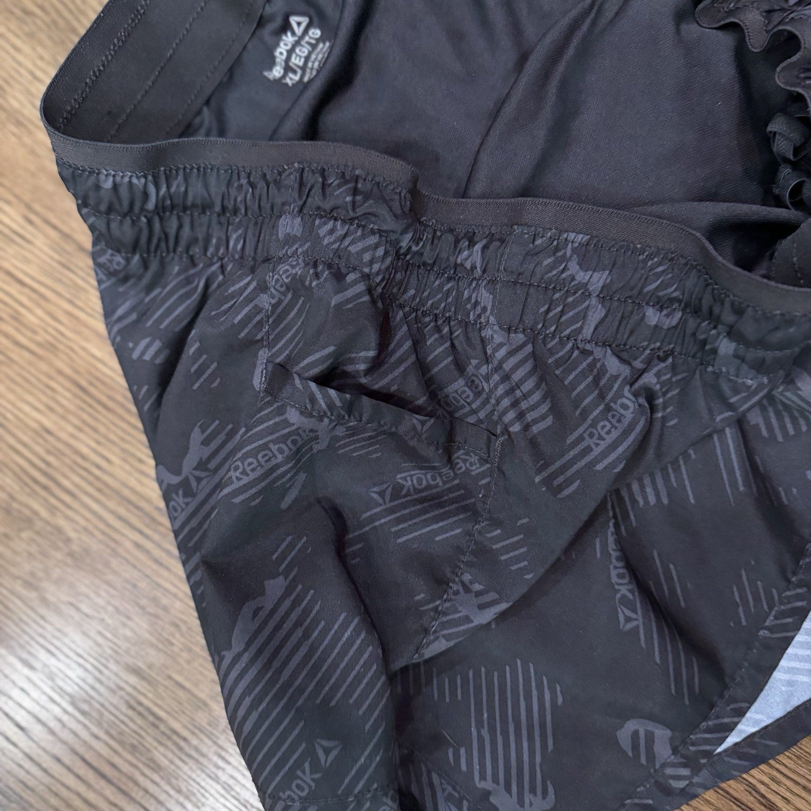 Reebok Women’s Running Shorts XL Black Reflective Logo Zip Pocket Liner