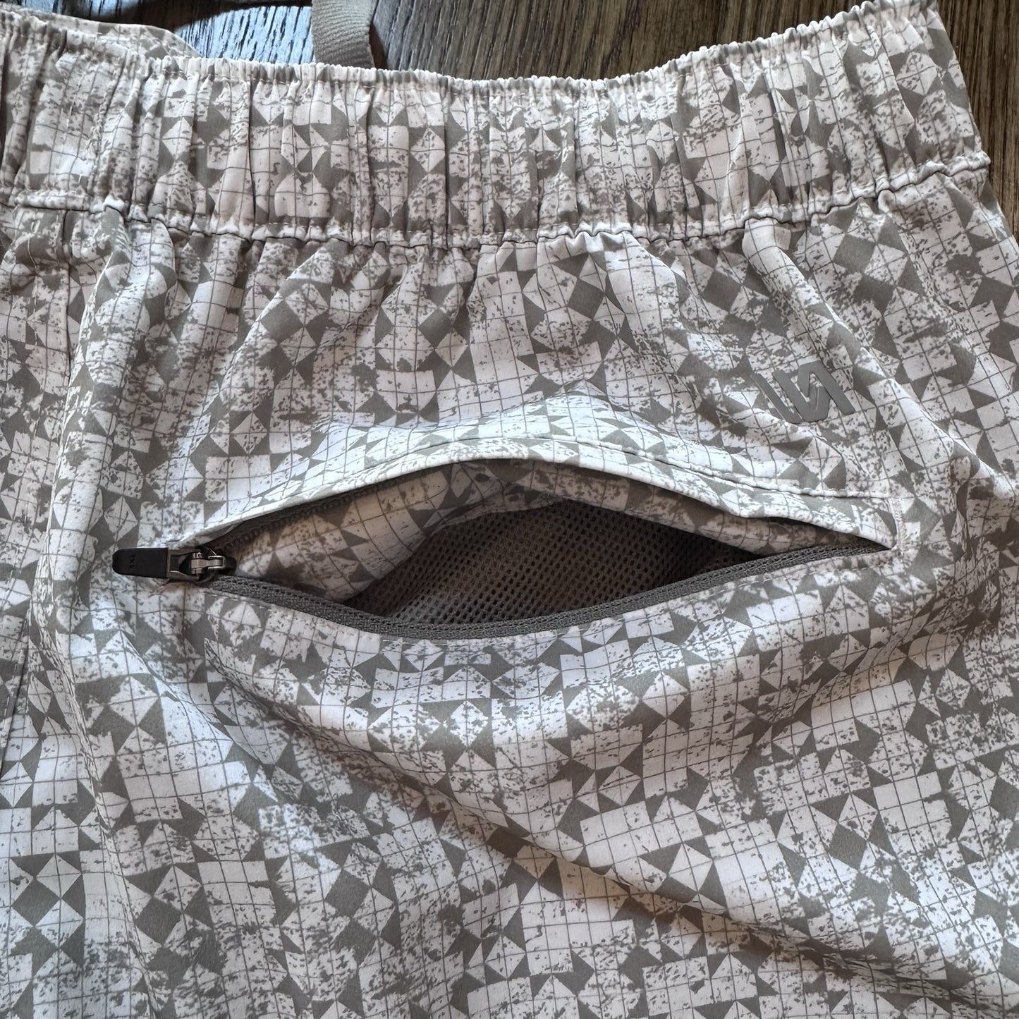 VRST Men’s Slim Fit 5” Resort Shorts Size S Gray Geo Print Swim Lined Zippered