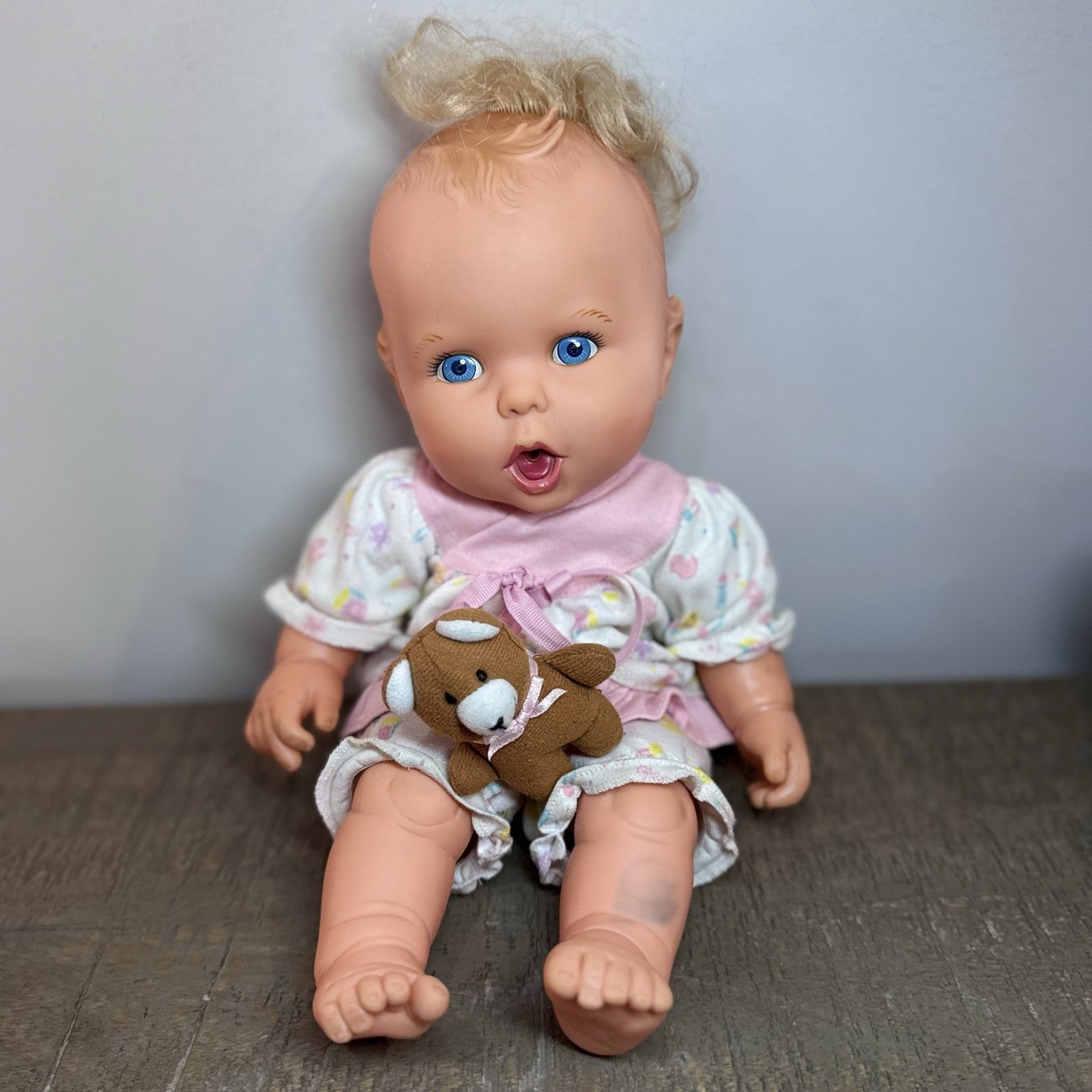 Vintage 1994 Gerber Toy Biz Baby Doll 15” Blonde Blue Eyes Teddy Bear Outfit VTG