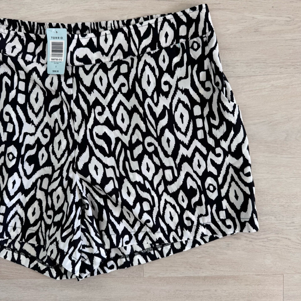 Torrid Black White Ikat Shorts Size 2 Plus Elastic Waist NWT
