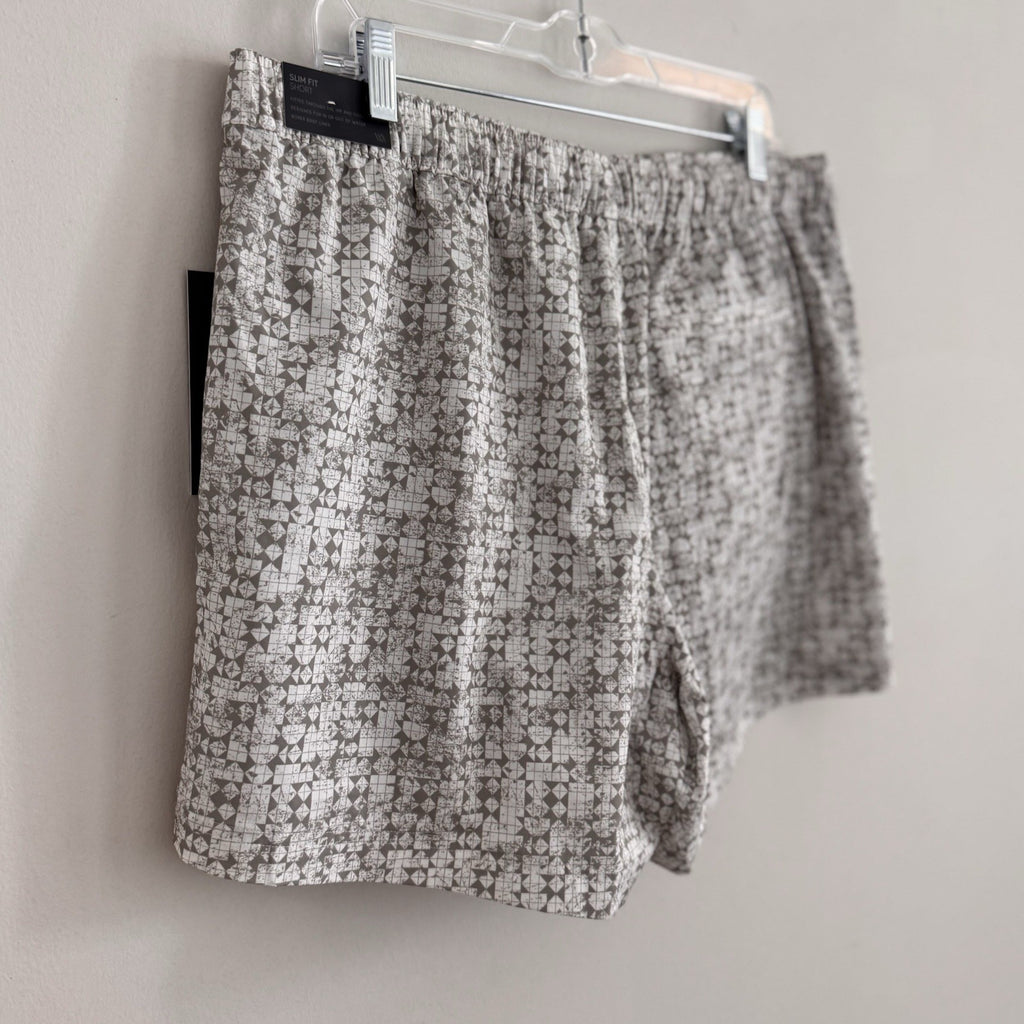 VRST Men's Large 5" Resort Short Print White Silver Stamped Geo NWT Slim Fit