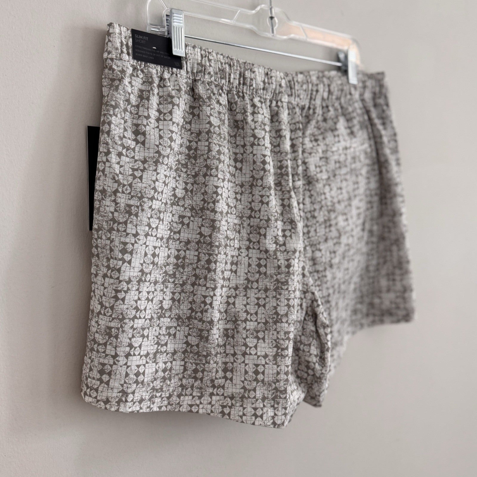 VRST Men's Large 5" Resort Short Print White Silver Stamped Geo NWT Slim Fit