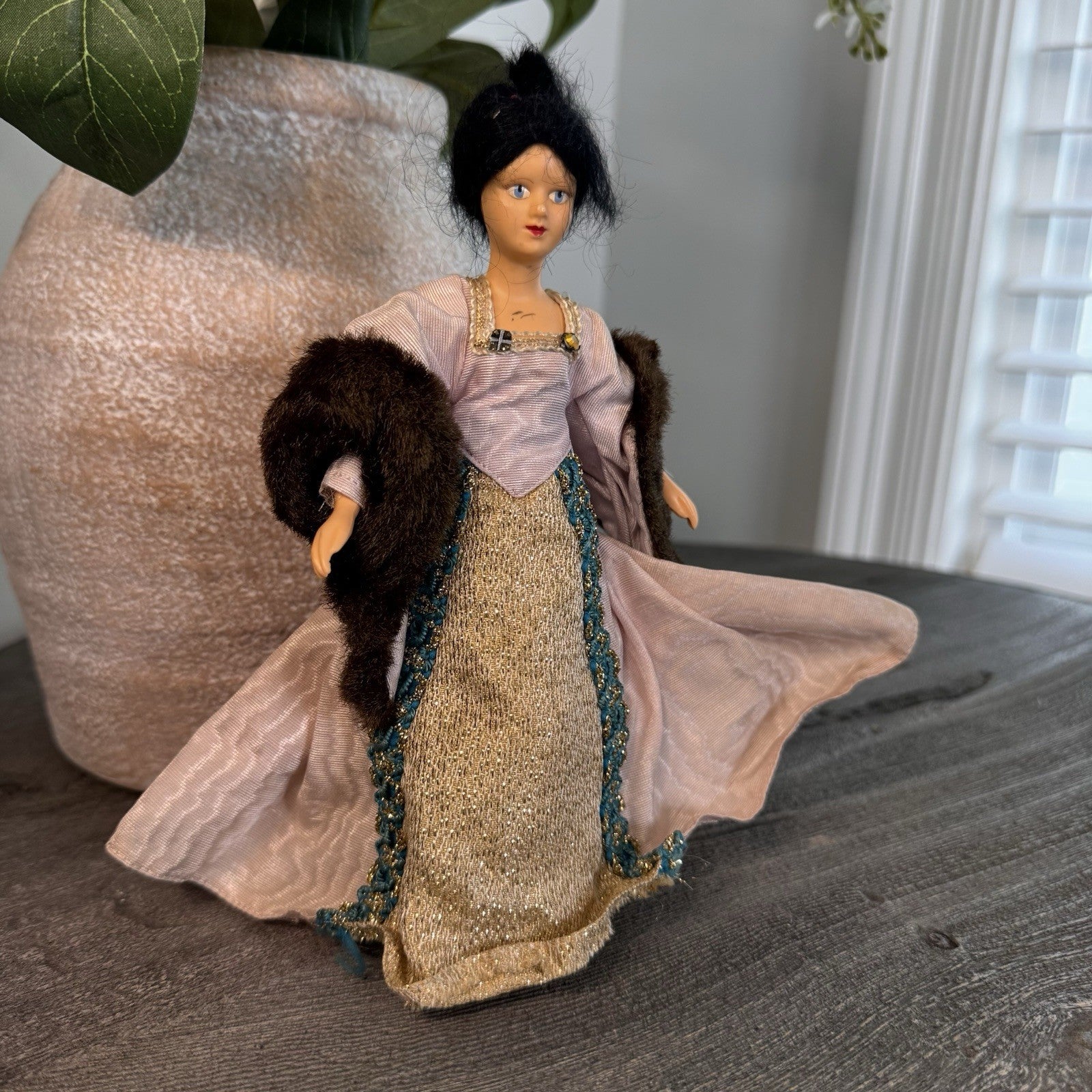 Vintage Souvenir Doll Italy Venice Princess Lace Crinoline Fur Stole 1950s 7"