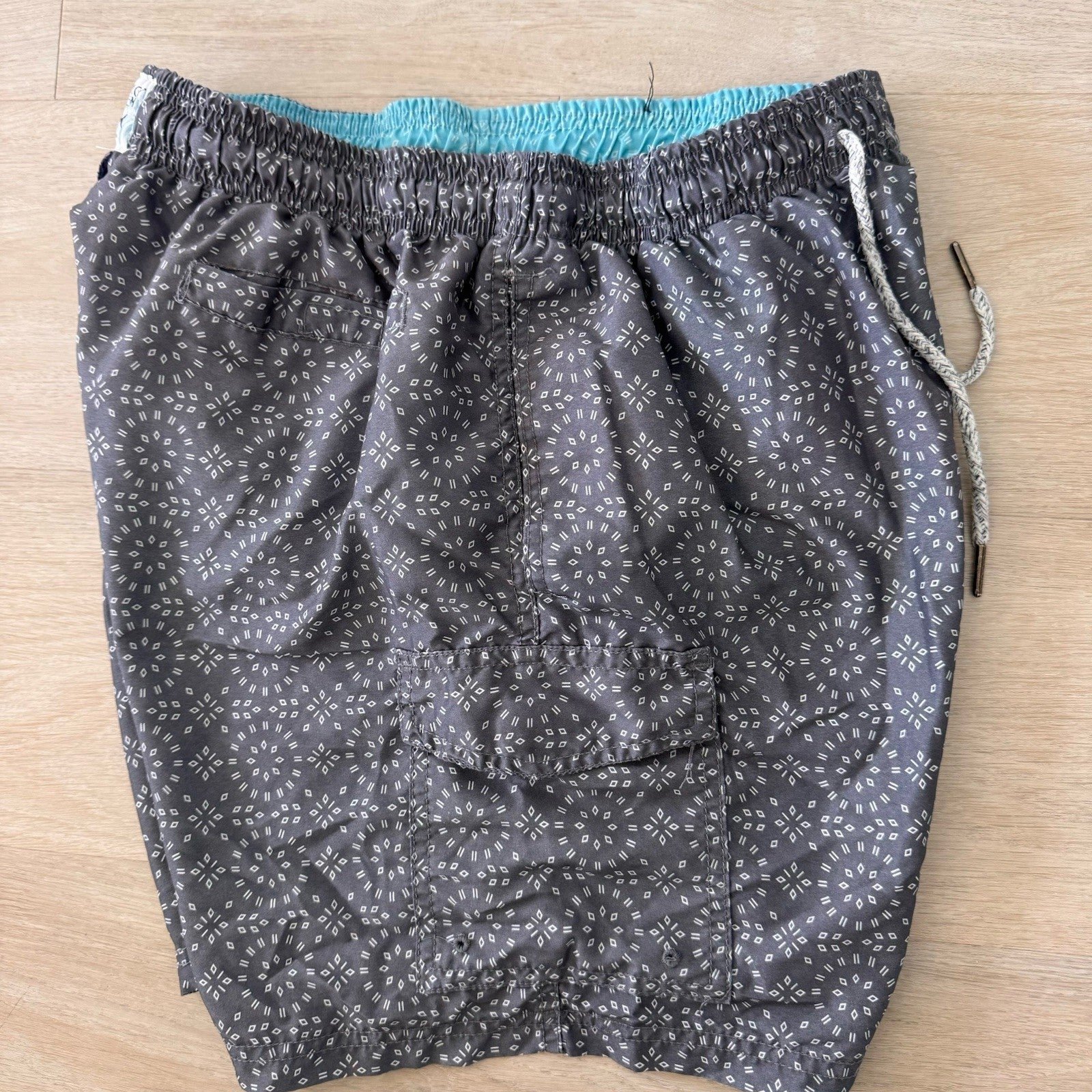 Spicy Tuna Men’s Large Gray Geometric Mandala Print Lined Swim Trunks L