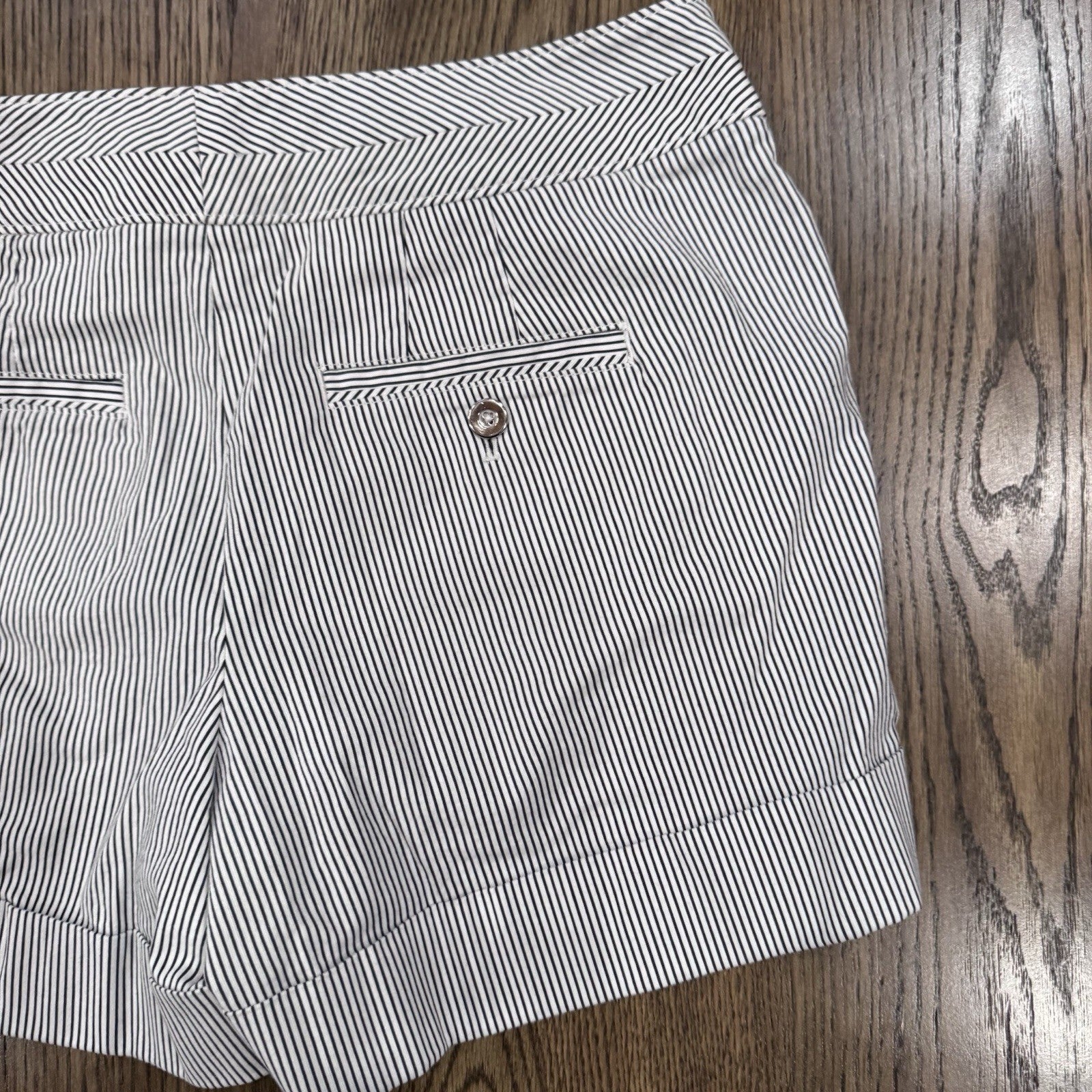 White House Black Market Women’s Pinstripe Shorts Size 6 Blue White Stretch