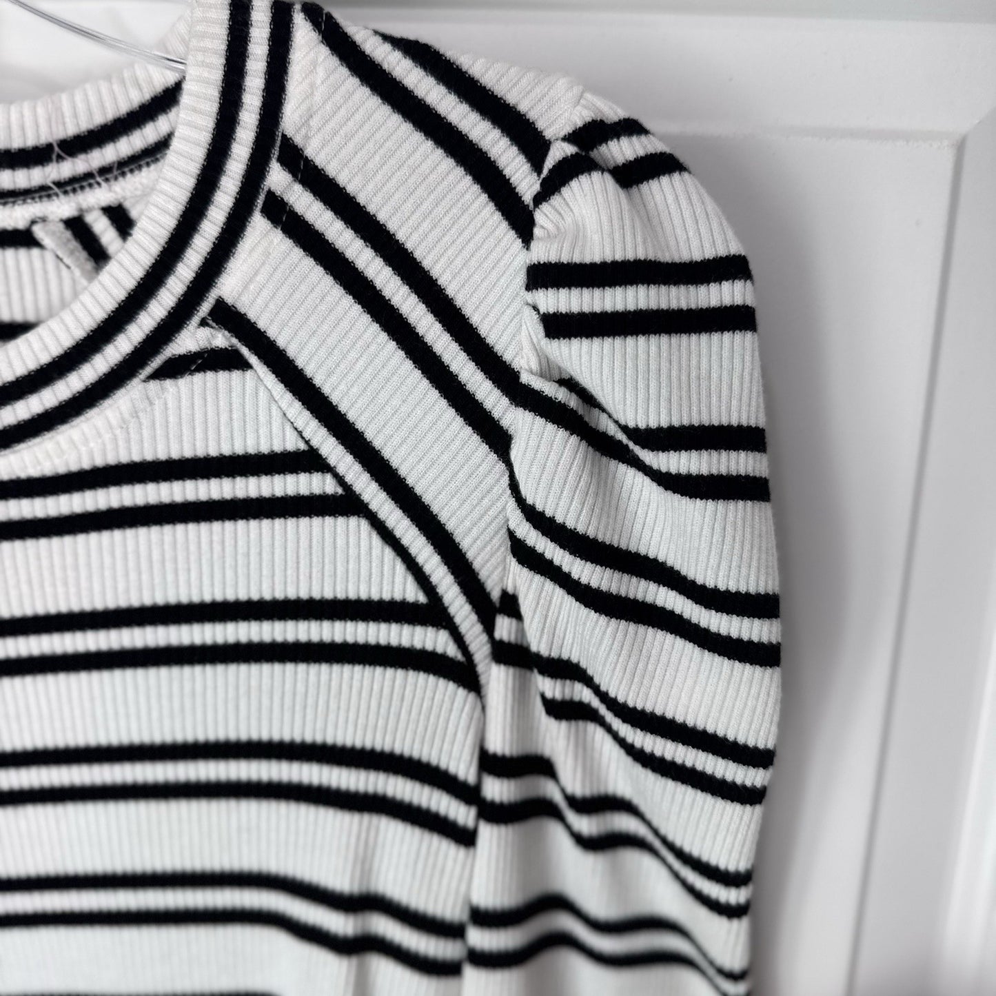 Entro Black White Striped Ribbed Knit Top Women’s Size L Puff Sleeve Long Sleeve