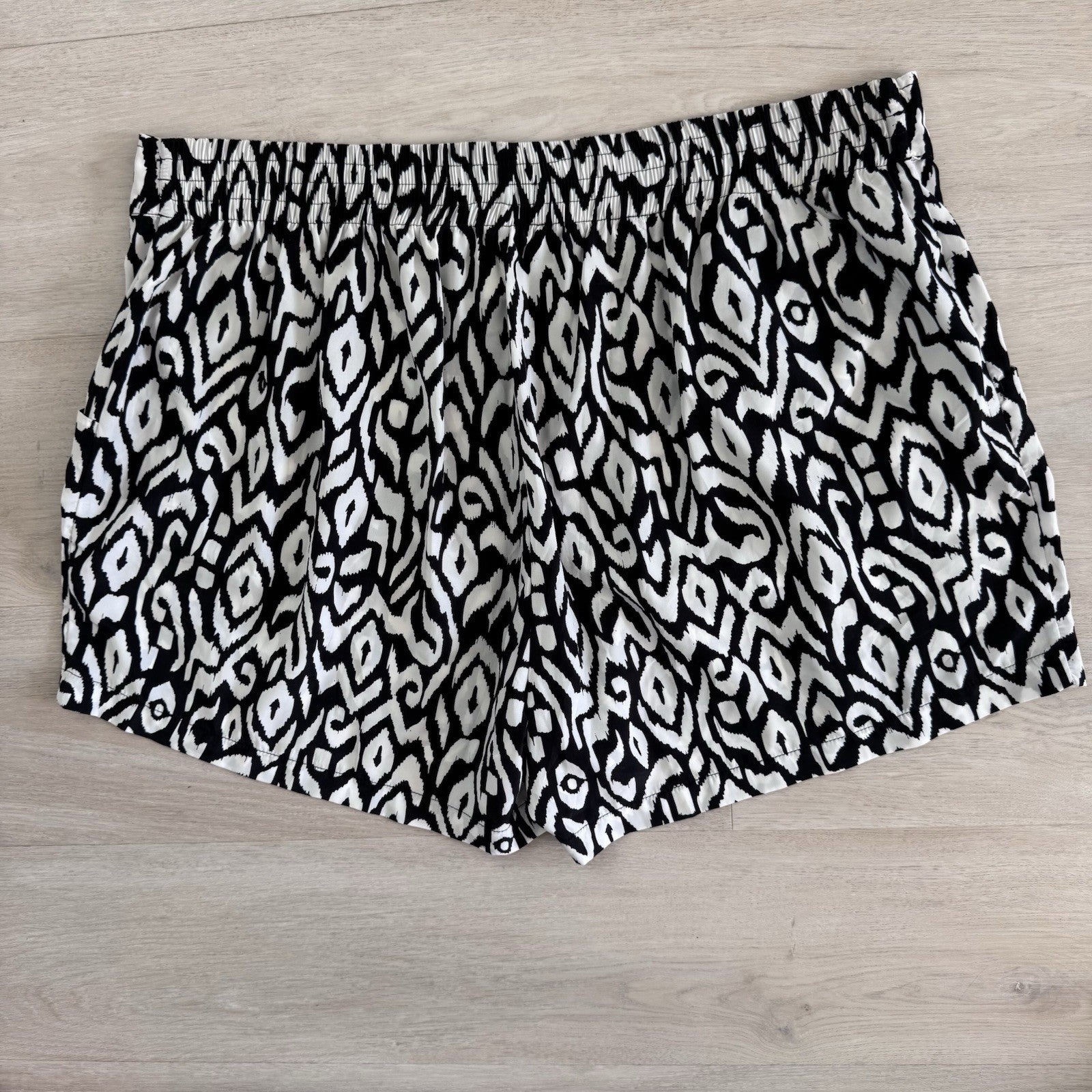 Torrid Black White Ikat Shorts Size 2 Plus Elastic Waist NWT