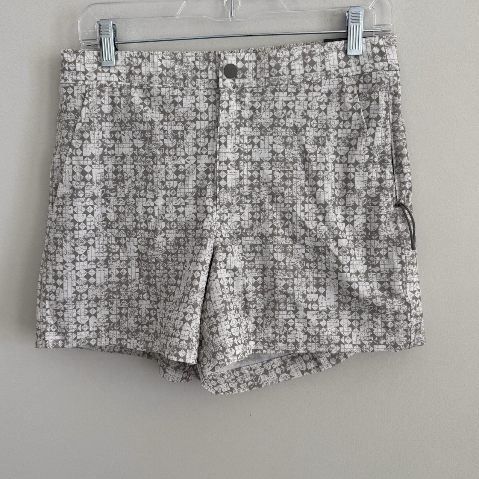 VRST Men's 5'' Resort Short, Slim Fit, White/Silver Stamped Geo Print, Small