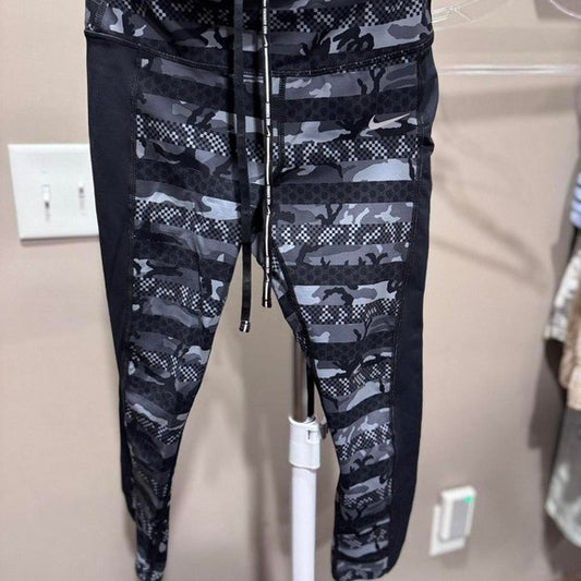 NIKE EPIC LUX TIGHT FIT RUNNING CAPRIS BLACK-GRAY CAMO PRINT Women's size small