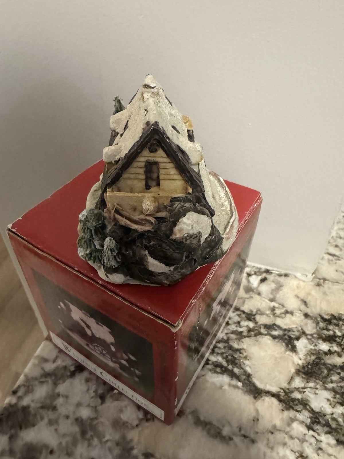 World Bazaars Inc Windsor Collection Resin Miniature Christmas House