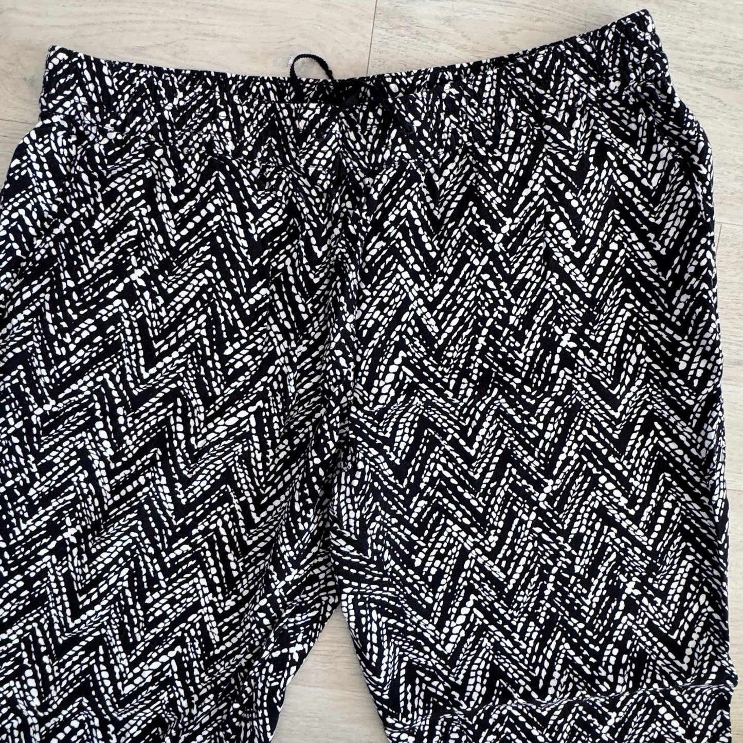 WHBM Taper Ankle Pants Size 8 Black White Chevron Print