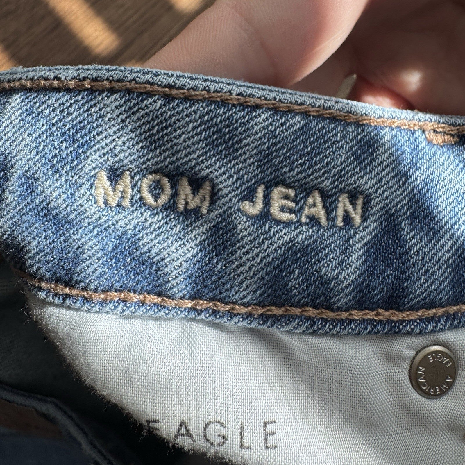 American Eagle Mom Jeans 8 Short Light Wash Distressed Ripped Knee Denim