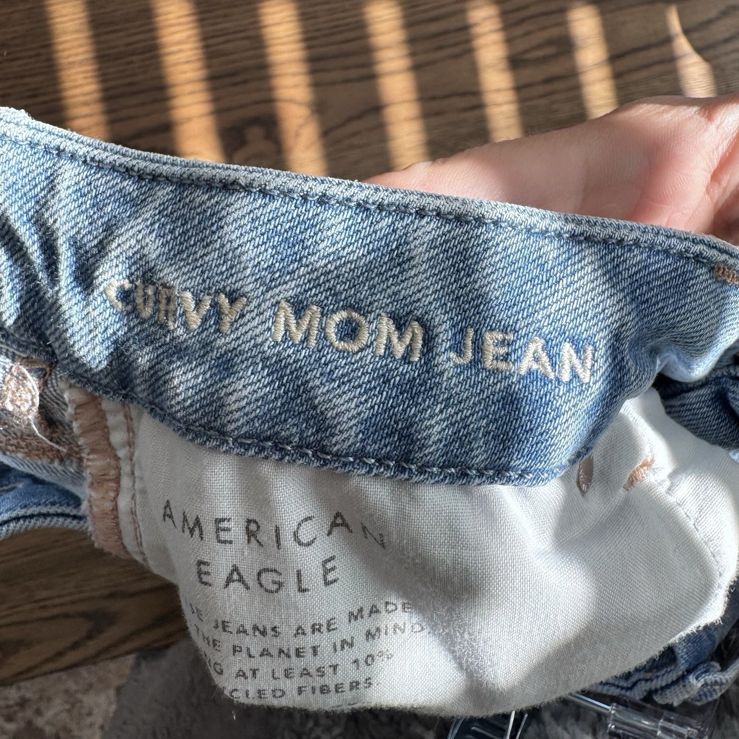 AE Curvy Mom Jeans Women’s 4R Light Wash Distressed Ripped Knee Frayed Hem