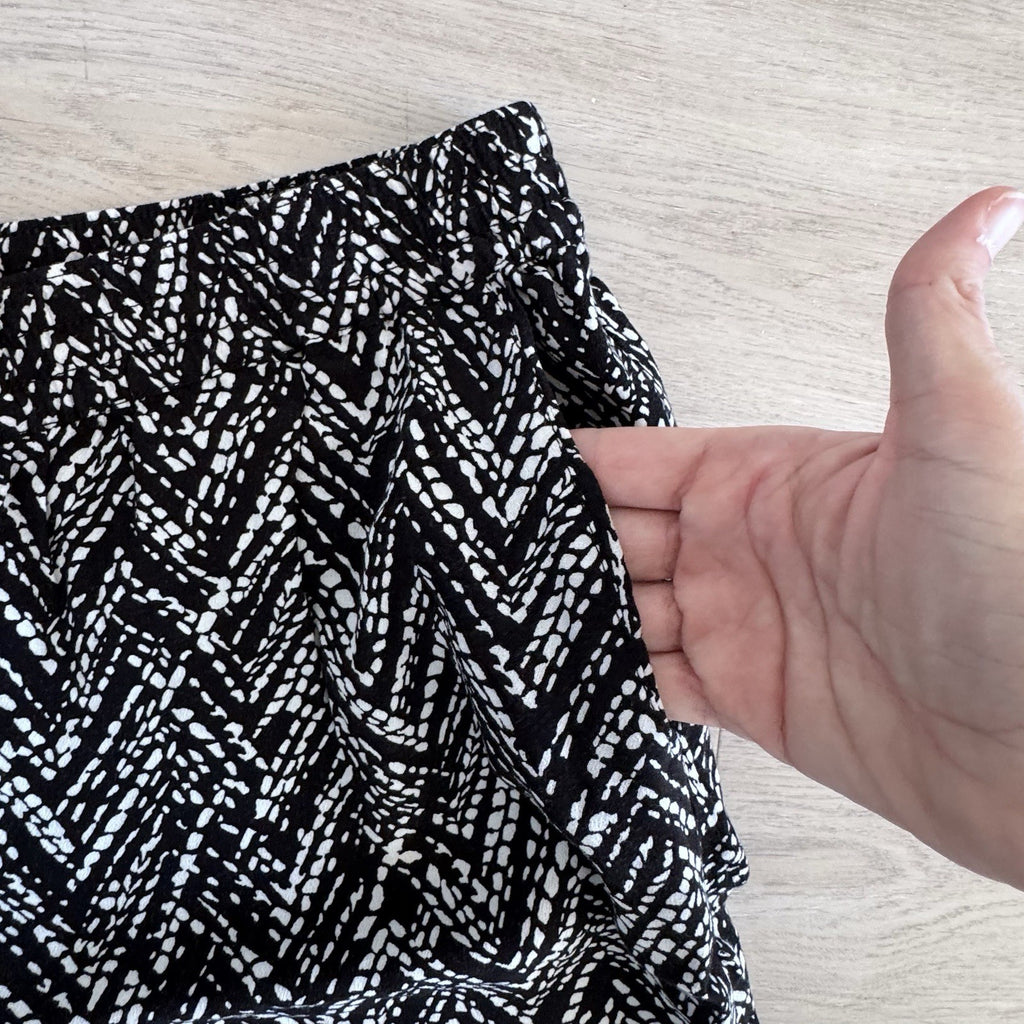 WHBM Taper Ankle Pants Size 8 Black White Chevron Print