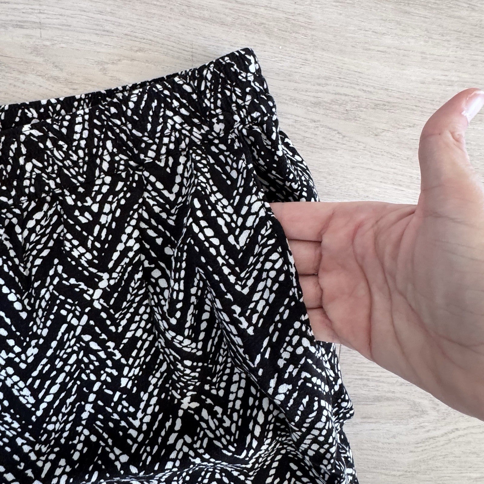 WHBM Taper Ankle Pants Size 8 Black White Chevron Print