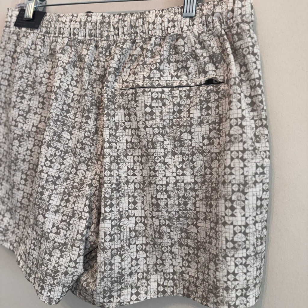 VRST Men’s 5” Resort Short White Silver Stamped Geo Print Medium NWT Quick Dry
