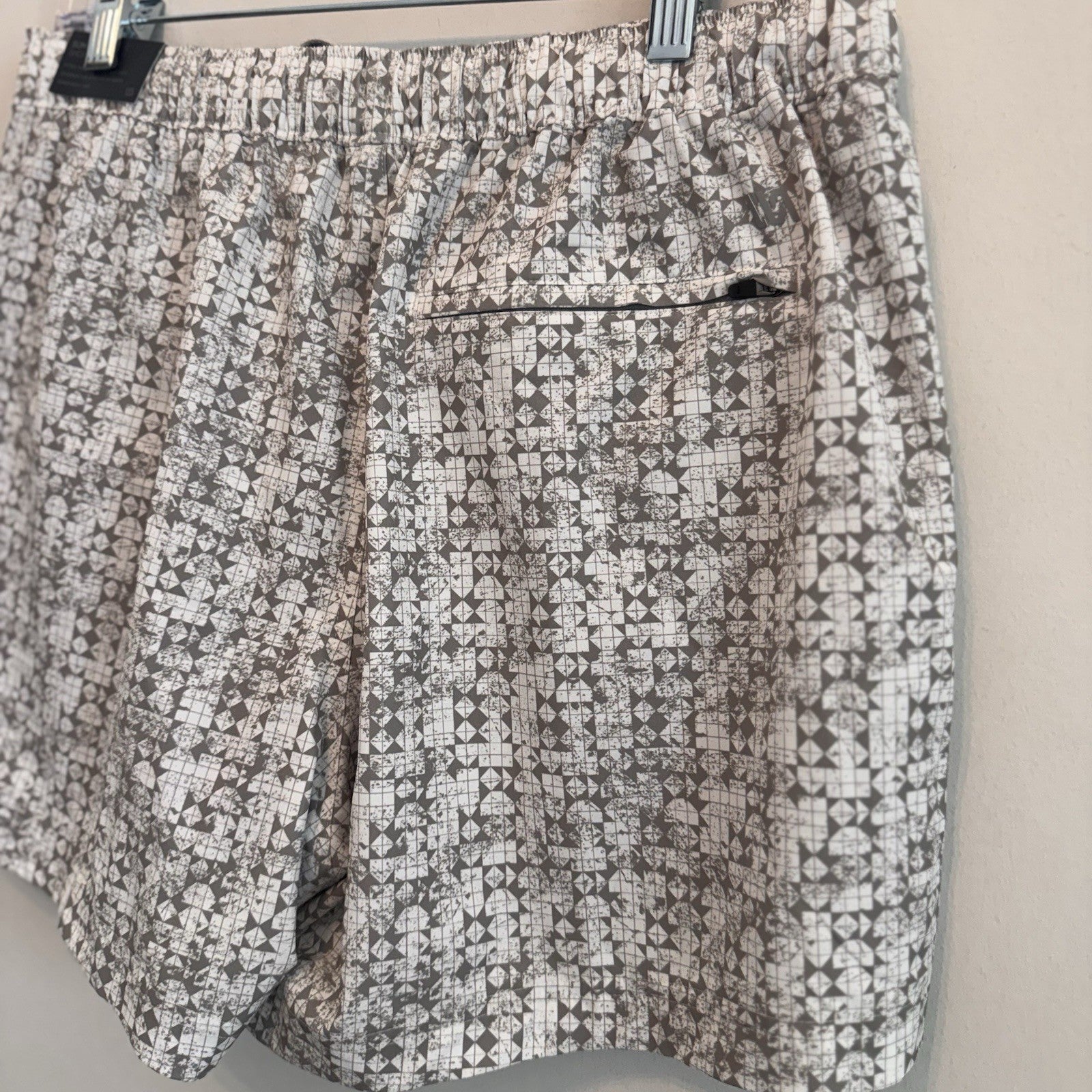 VRST Men’s 5” Resort Short White Silver Stamped Geo Print Medium NWT Quick Dry