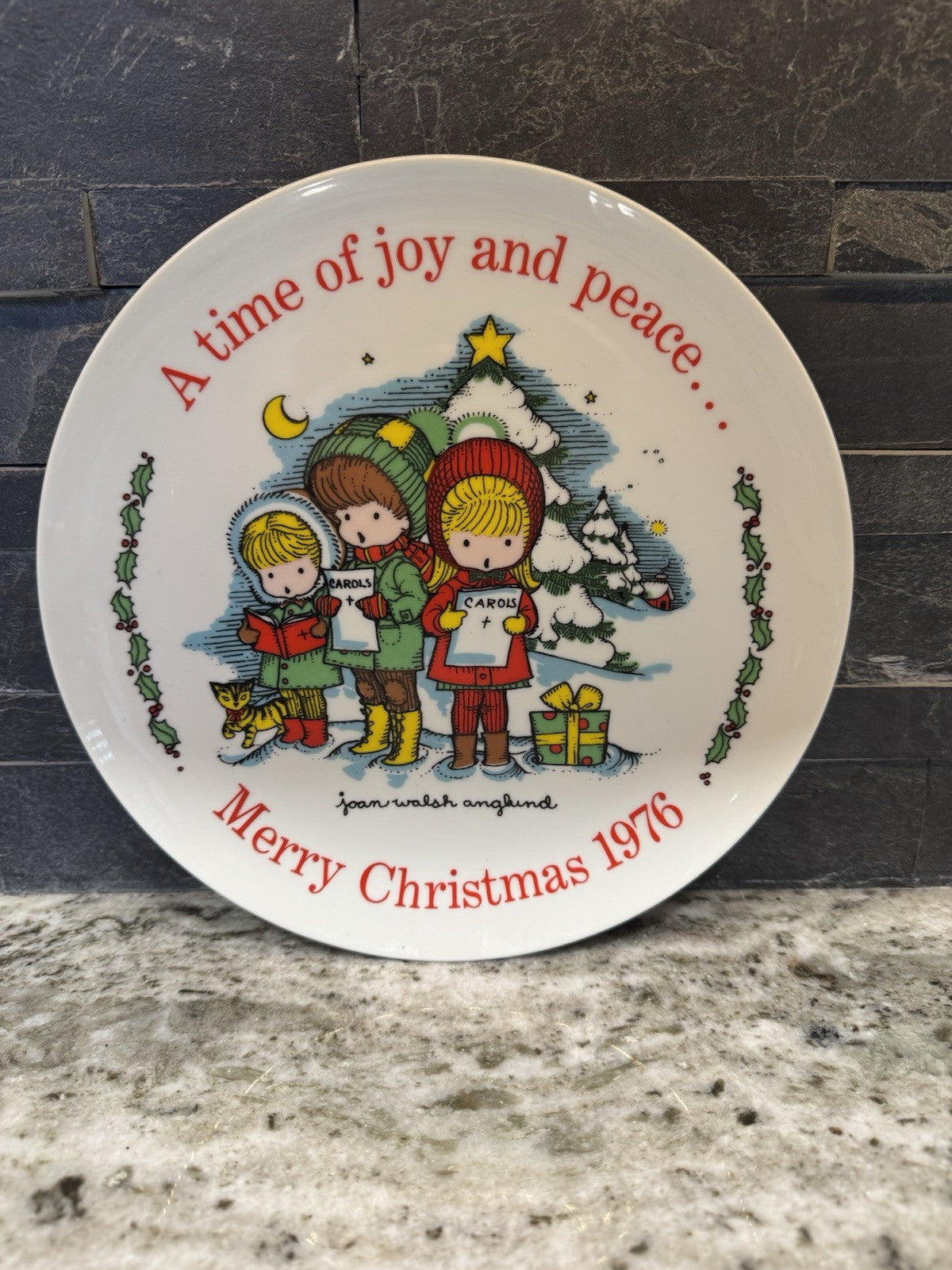 Joan Walsh Anglund Christmas Bicentennial Plate Carolers 1976 9.5” Collectors