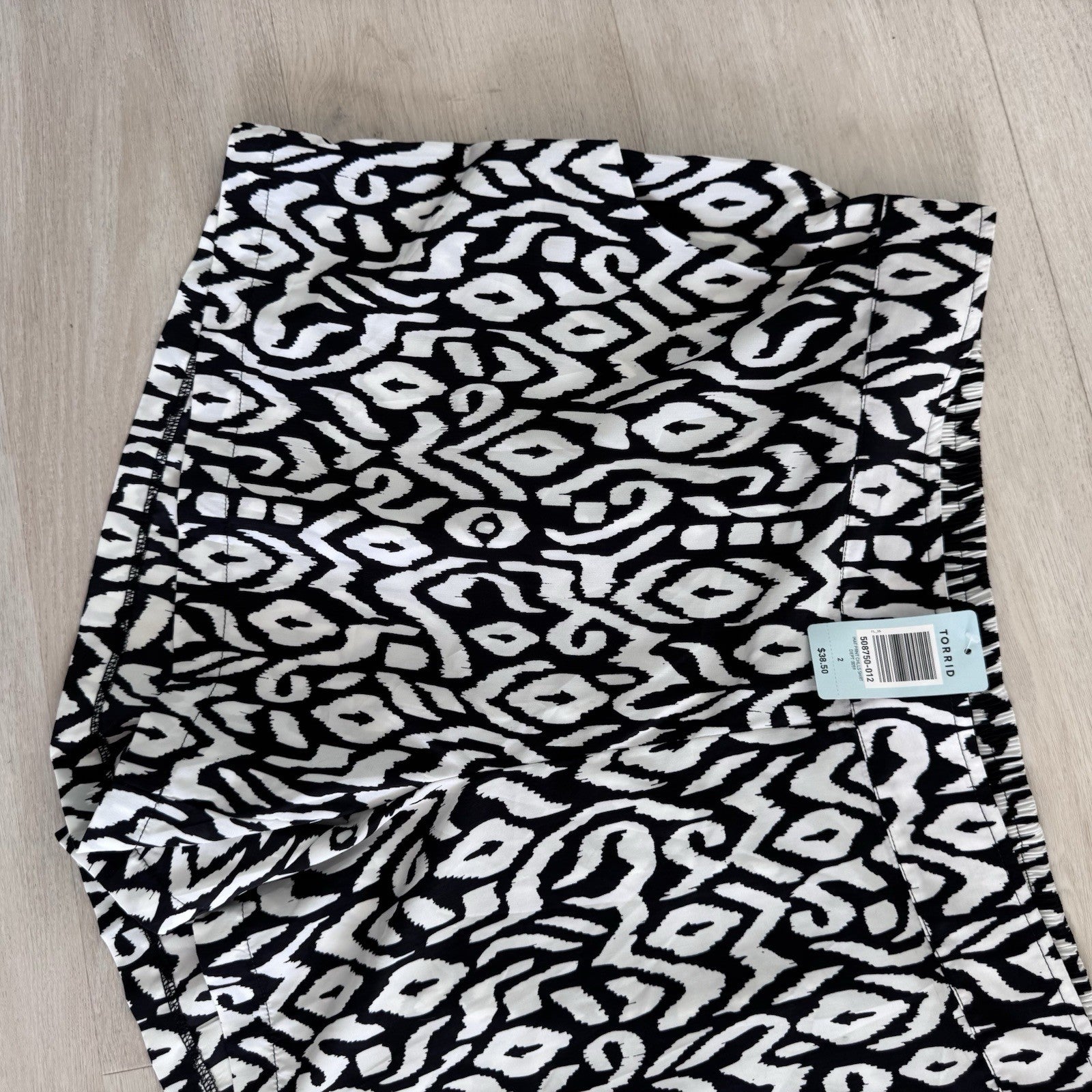 Torrid Black White Ikat Shorts Size 2 Plus Elastic Waist NWT