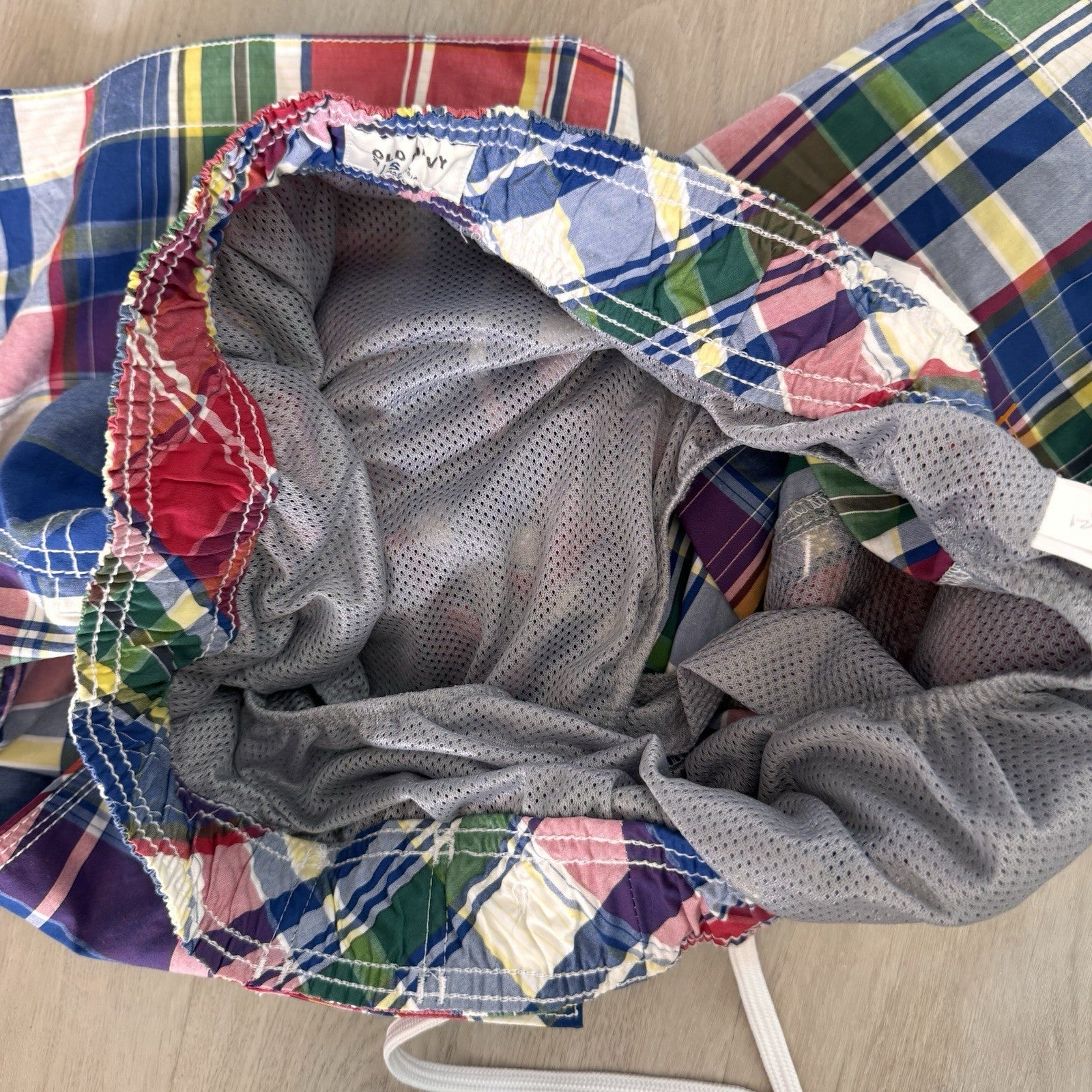 Old Navy Men’s Small Swim Trunks NWT Rainbow Plaid Madras Mesh Lined 2011