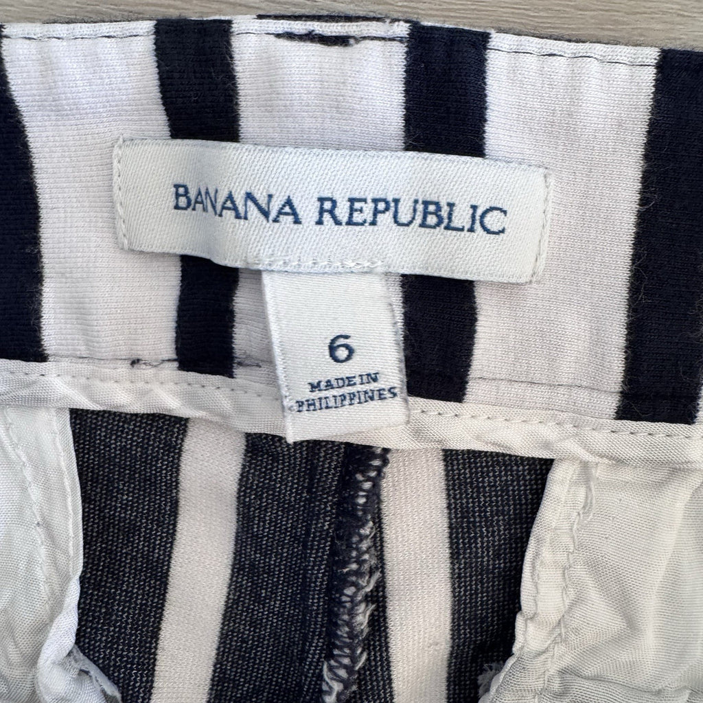 Banana Republic Navy White Stripe Shorts Women’s Size 6 Stretch Zip Pockets