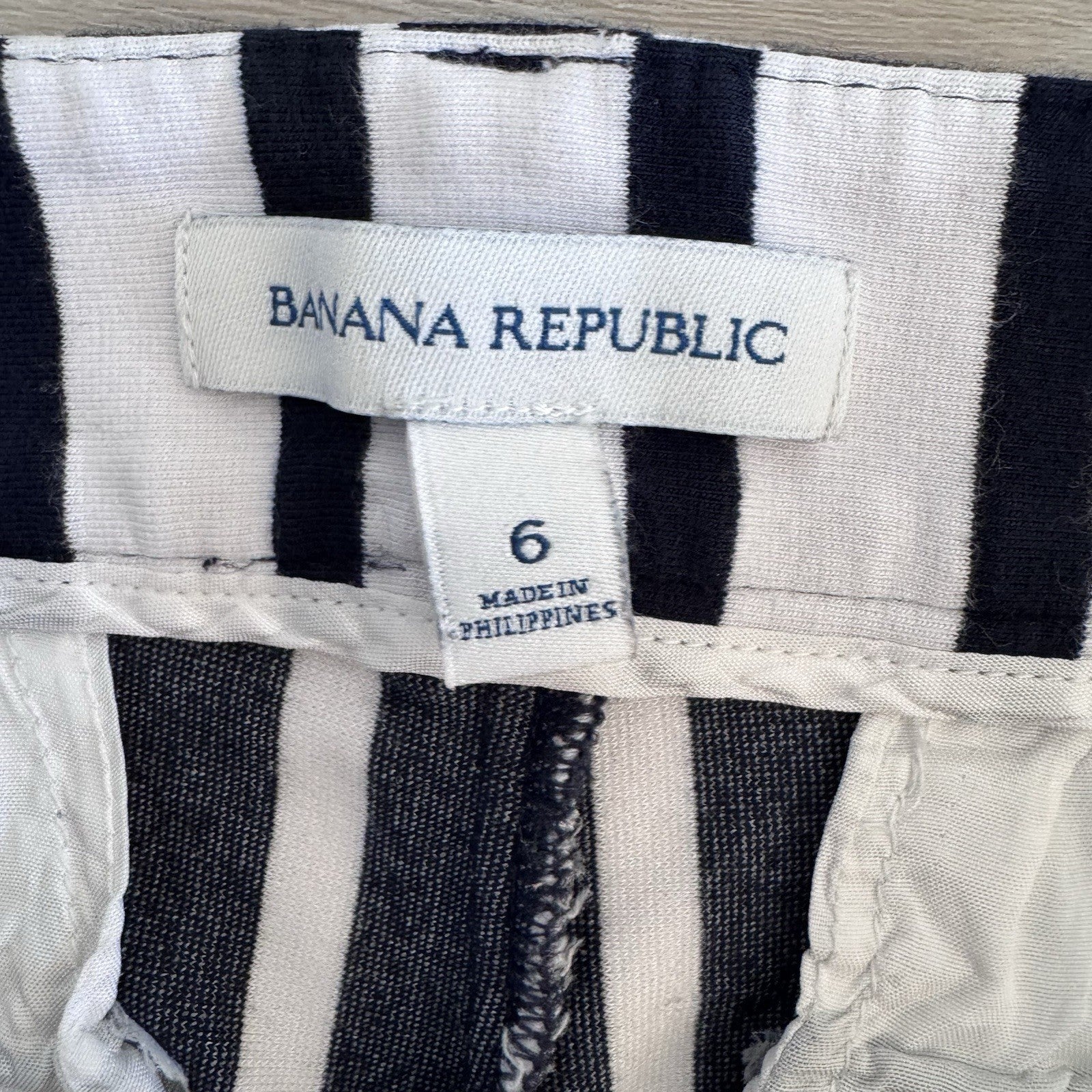 Banana Republic Navy White Stripe Shorts Women’s Size 6 Stretch Zip Pockets